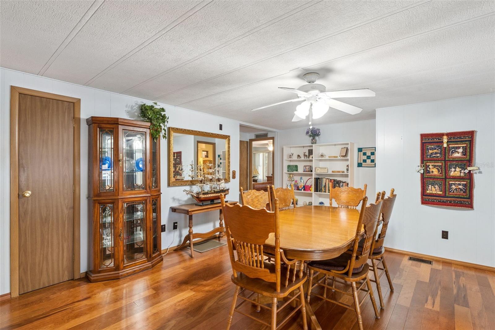 221 PINEWOOD DR