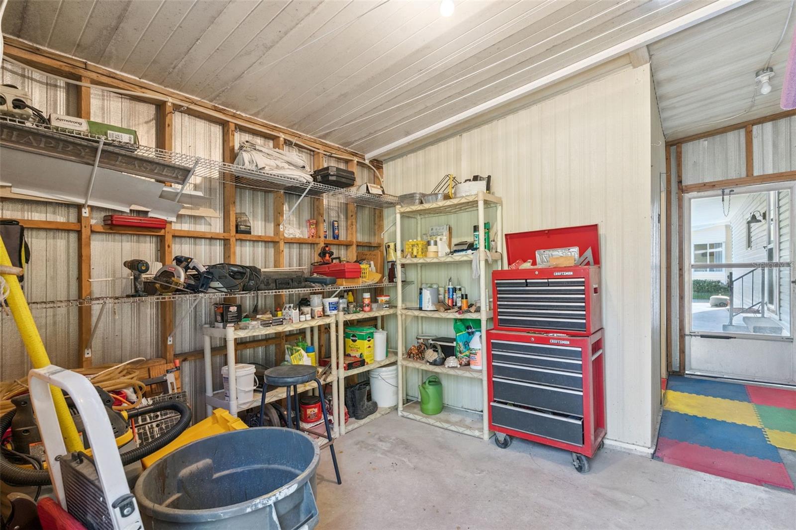 221 PINEWOOD DR