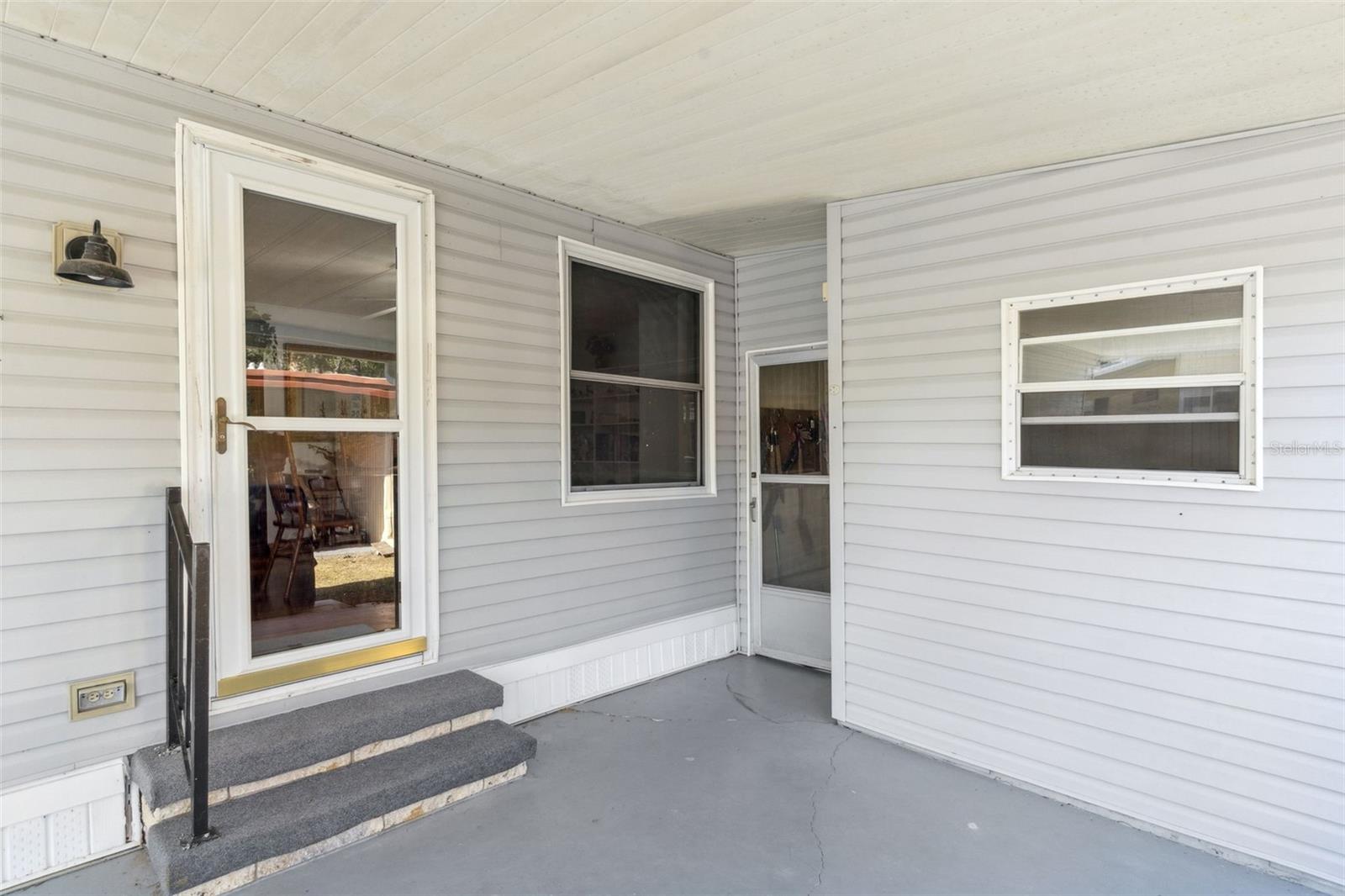 221 PINEWOOD DR