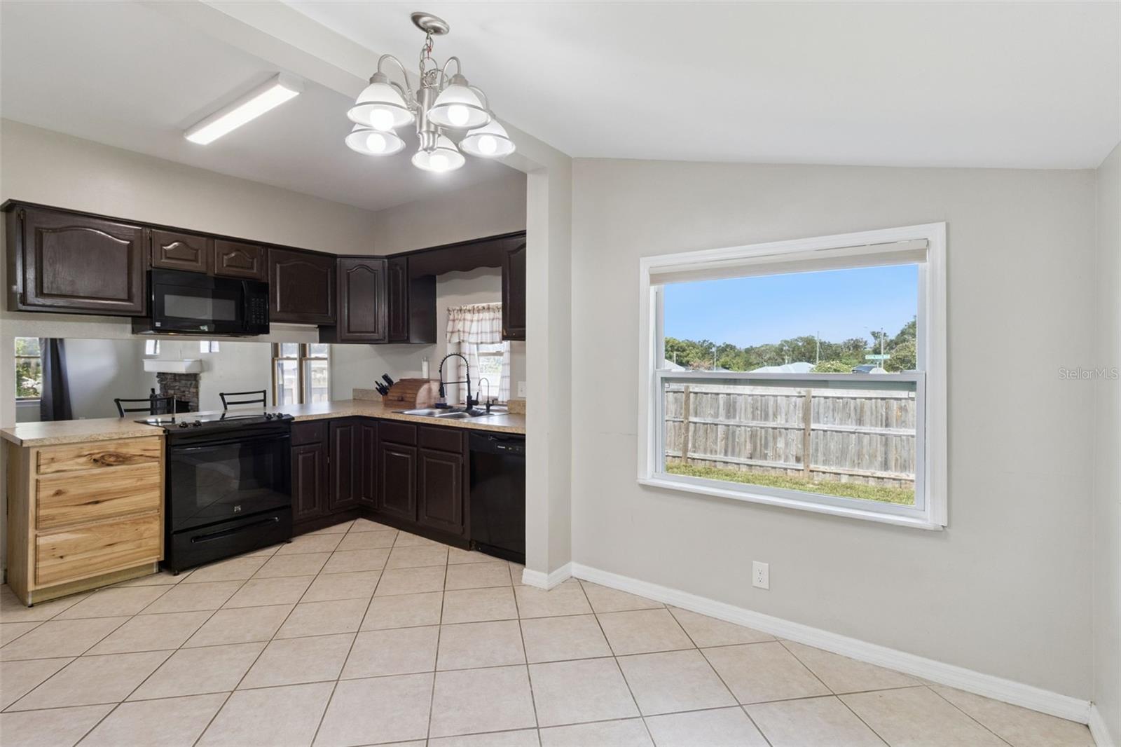 116 W ARBORVITAE LN