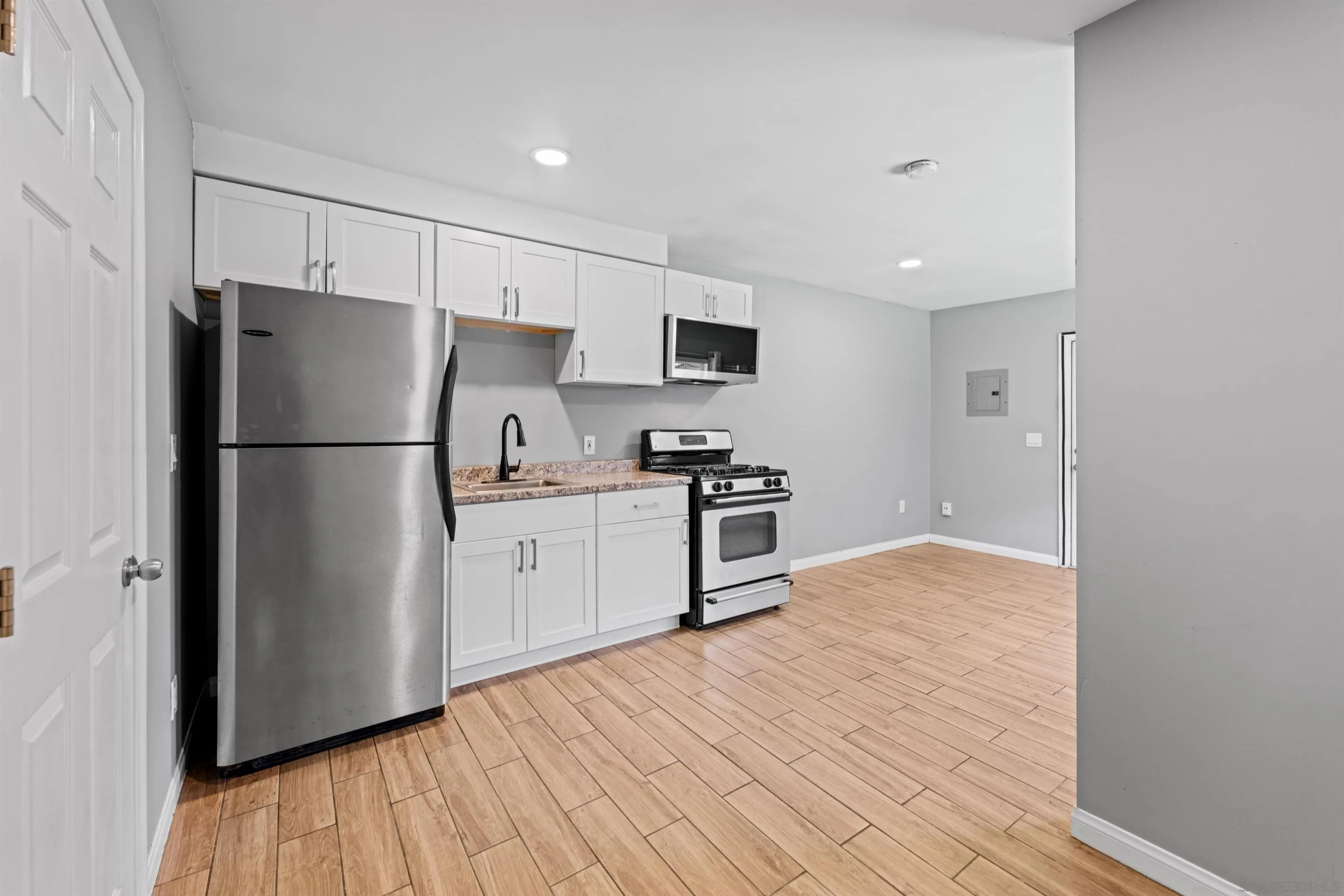 1610-12 Dahlia Avenue