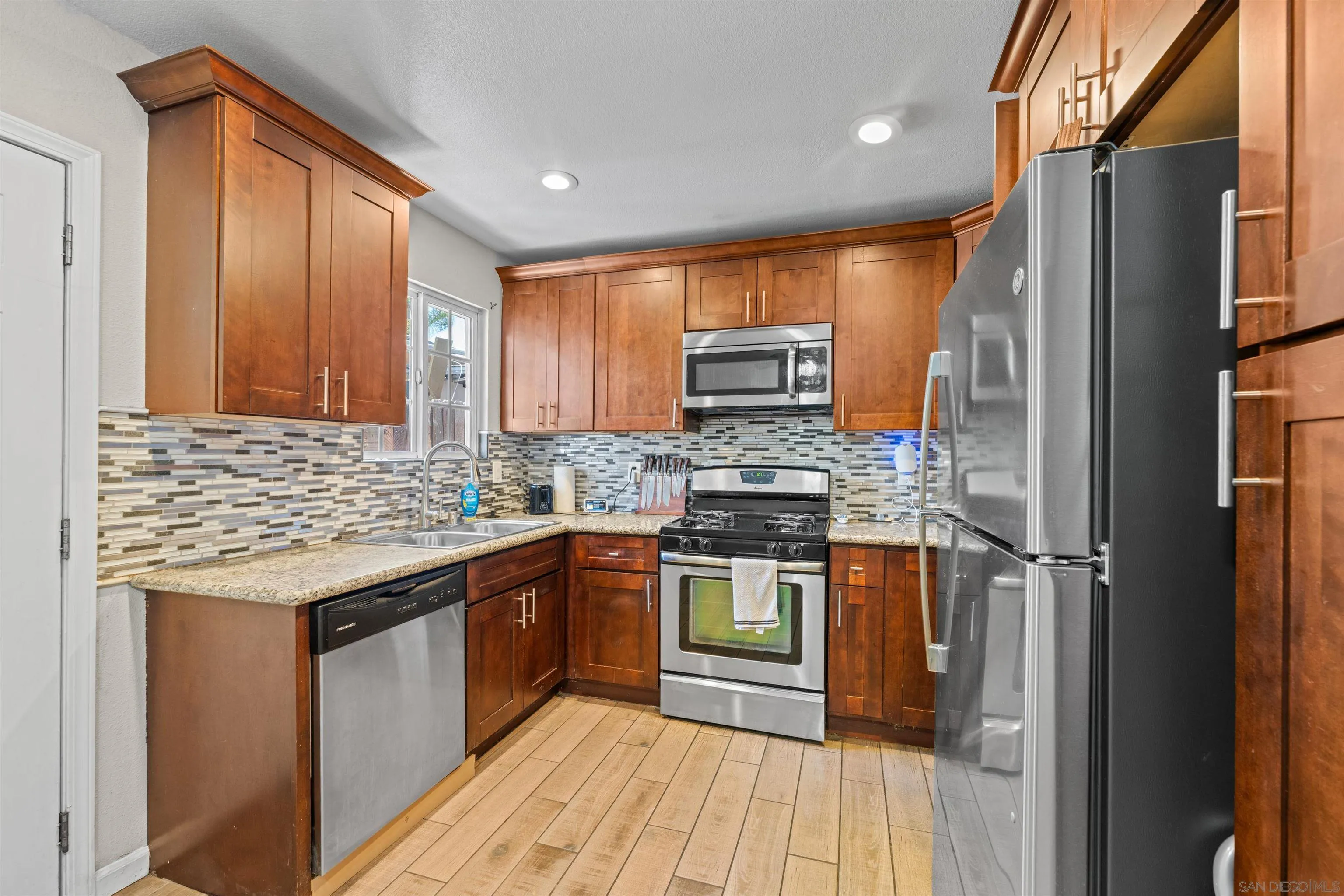 1610-12 Dahlia Avenue