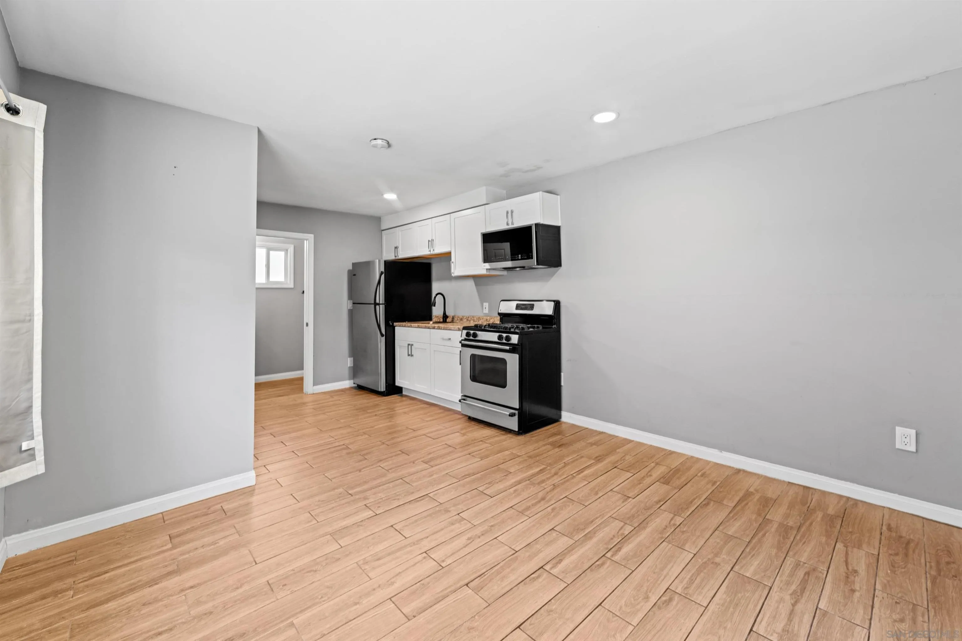 1610-12 Dahlia Avenue