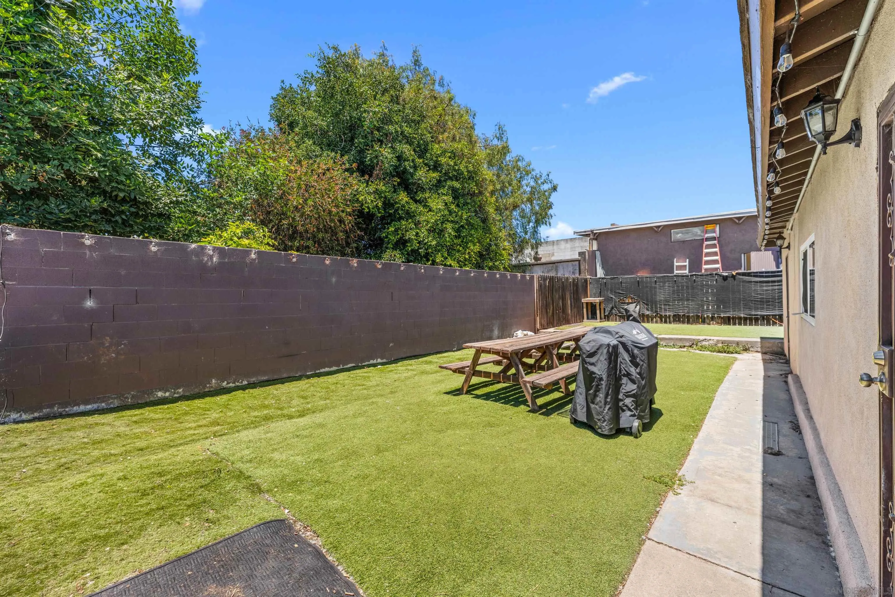 1610-12 Dahlia Avenue