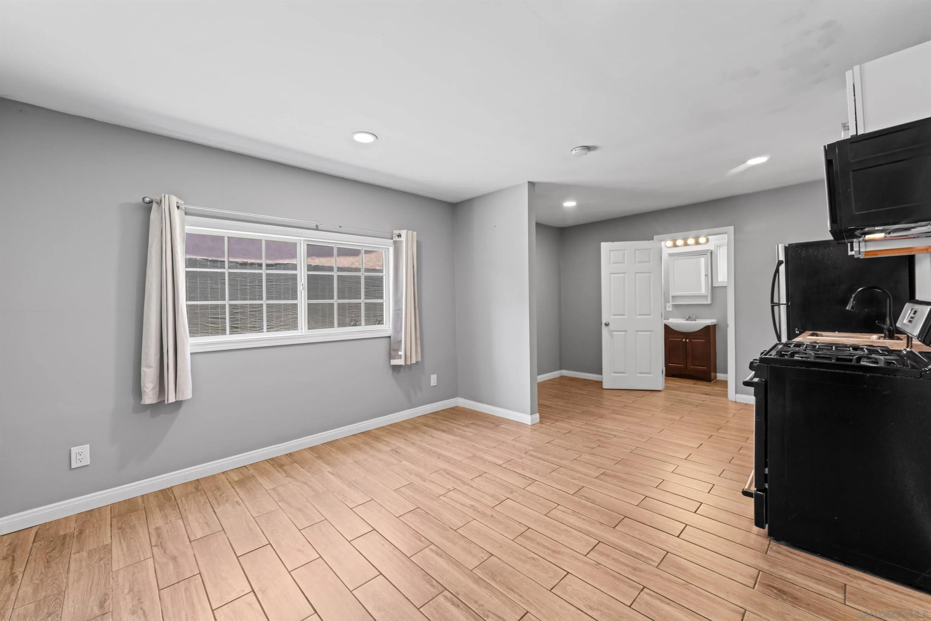 1610-12 Dahlia Avenue