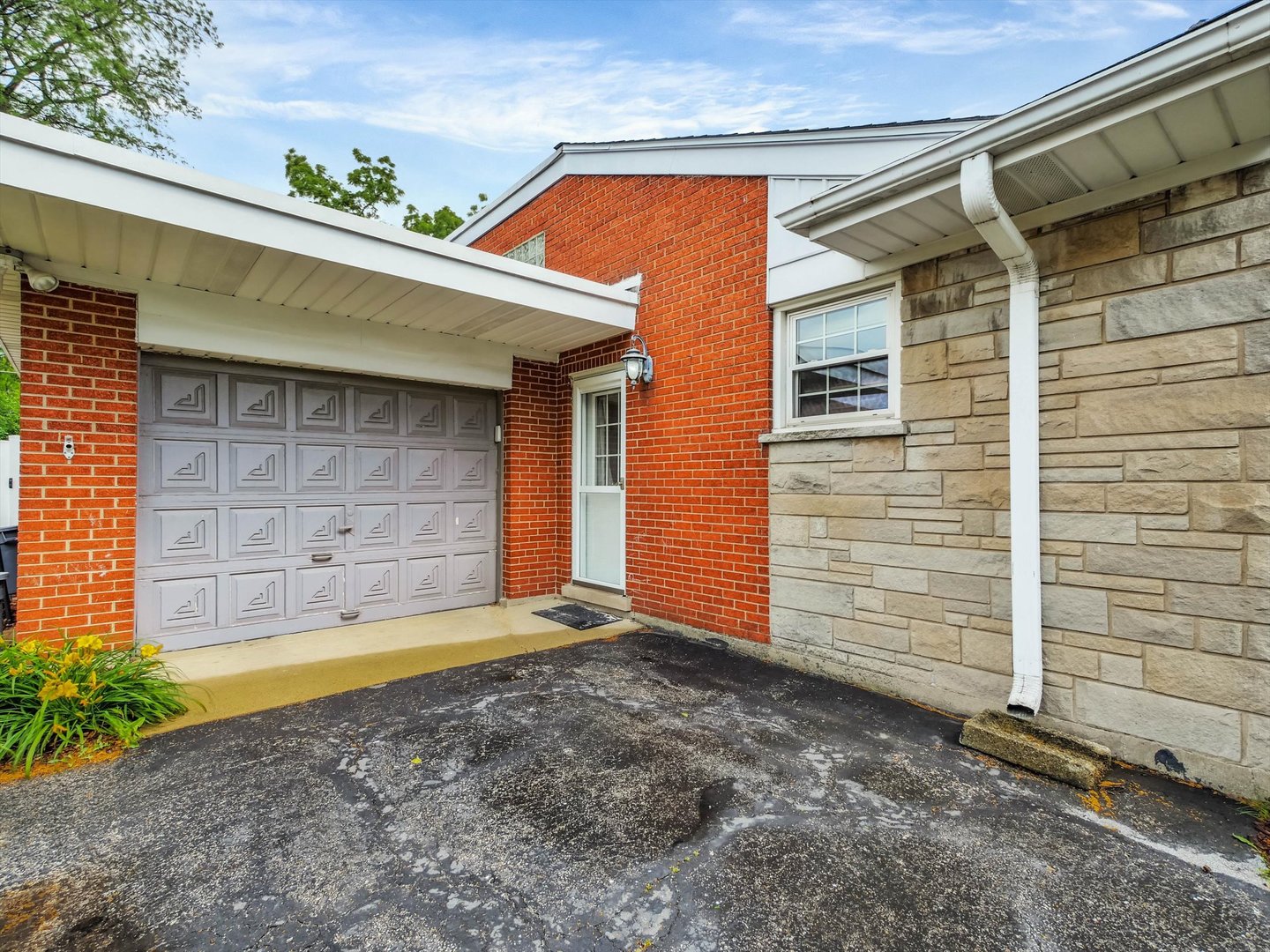 410 E HUNTINGTON Lane