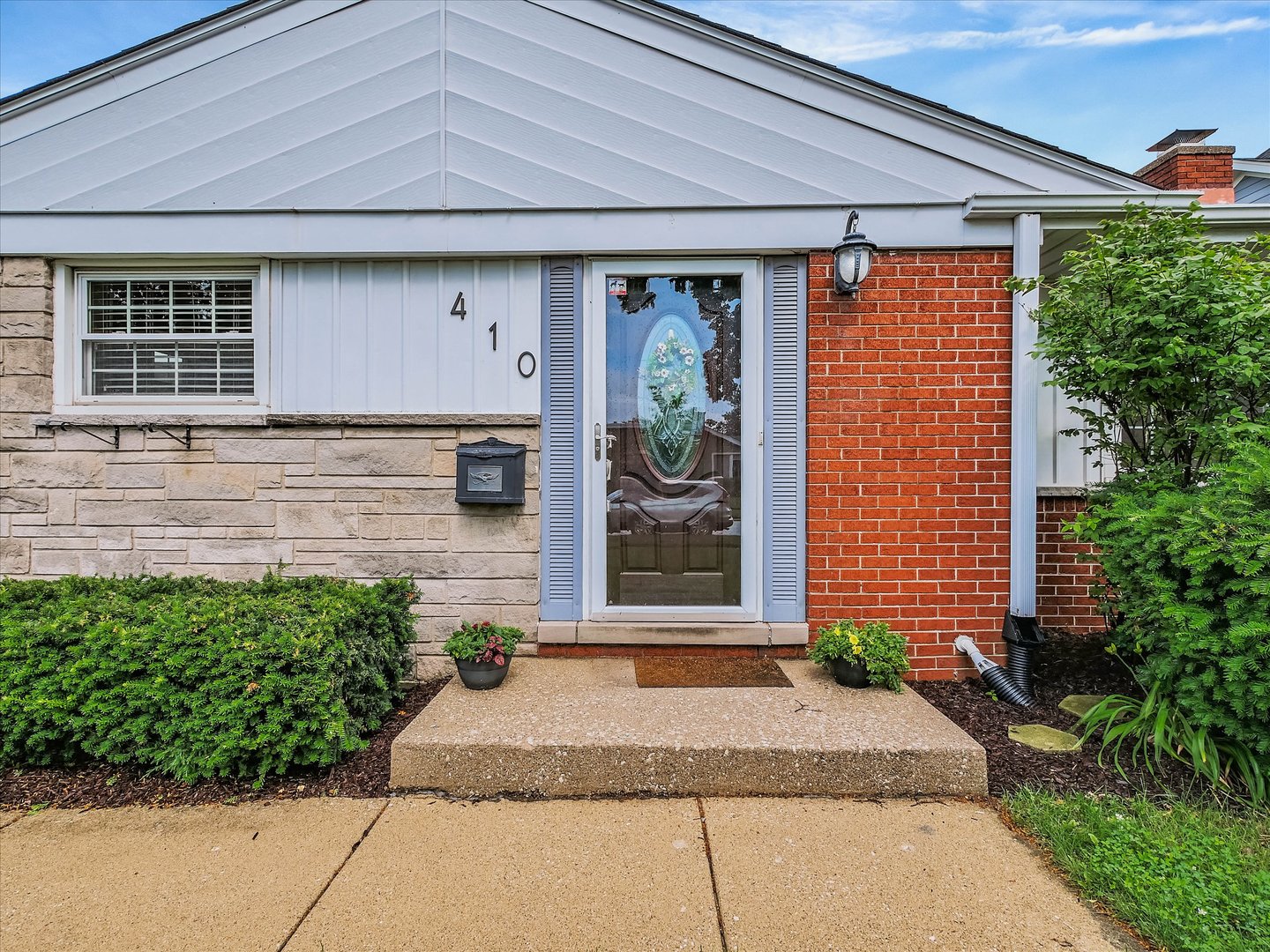 410 E HUNTINGTON Lane