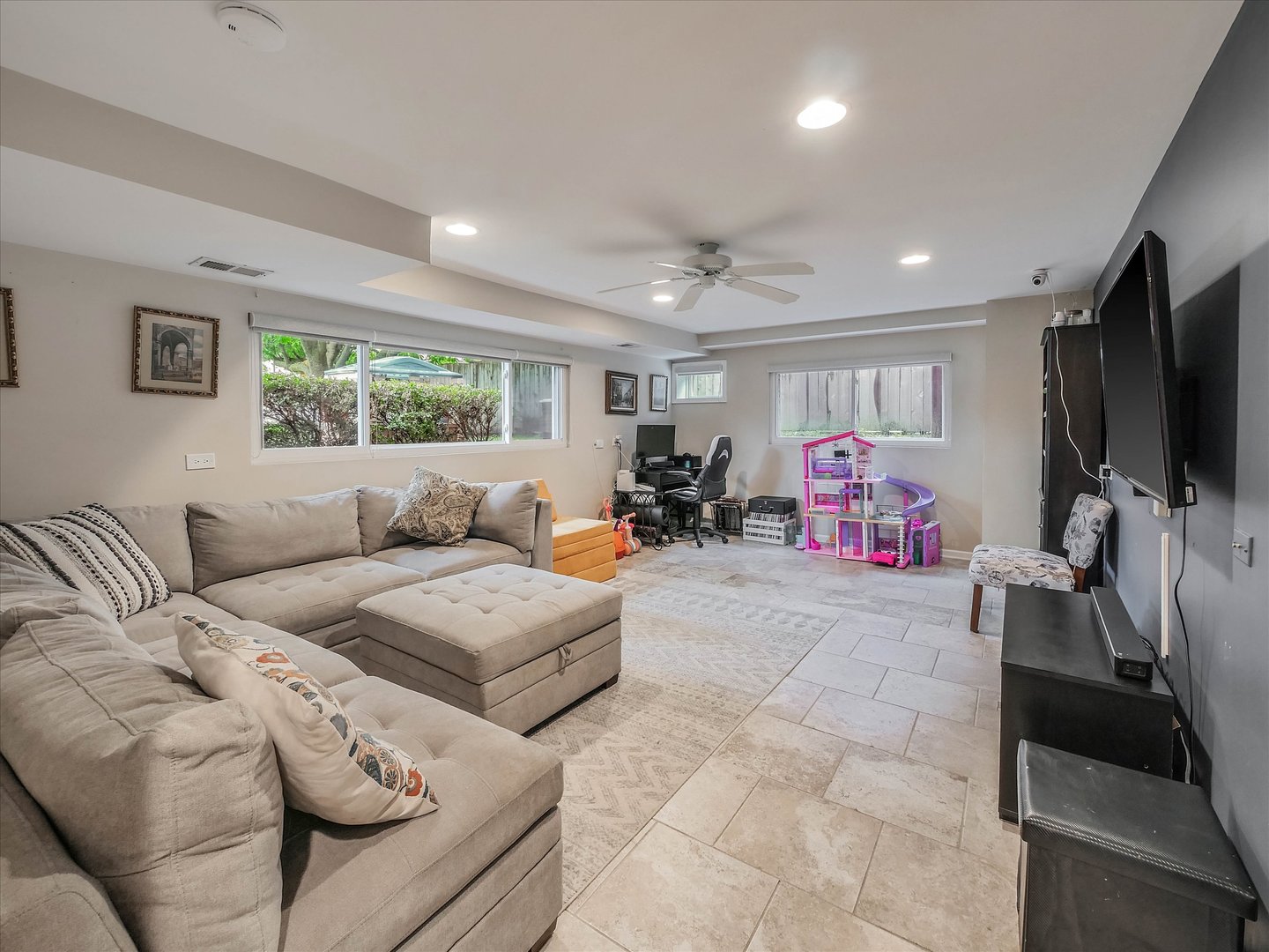 410 E HUNTINGTON Lane
