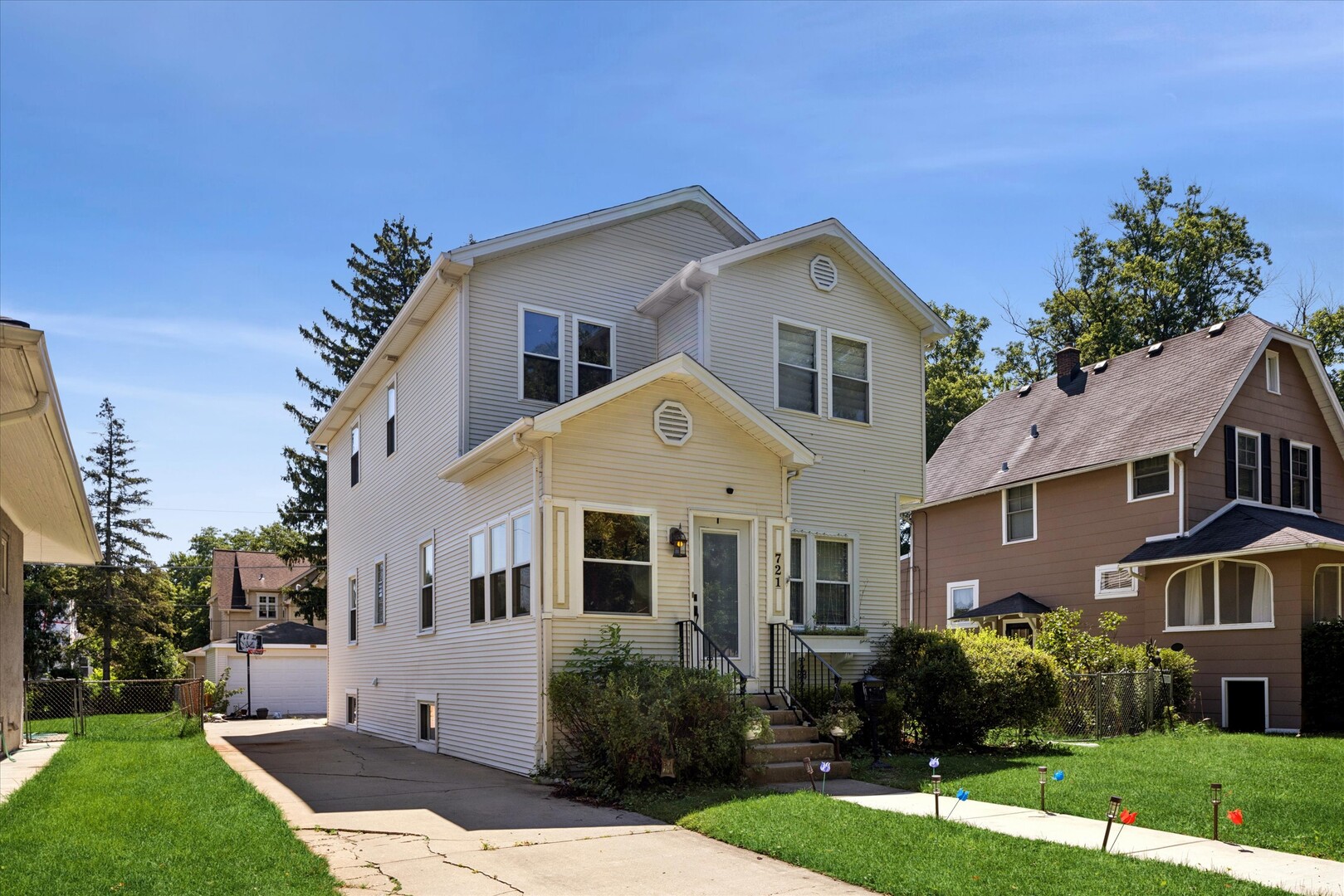 721 N Brainard Avenue