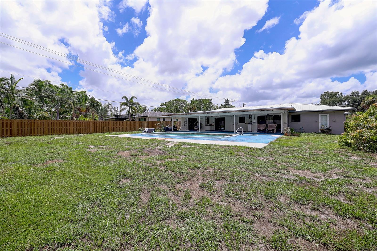 323 SUWANEE AVE
