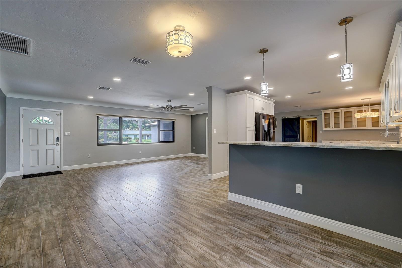 323 SUWANEE AVE