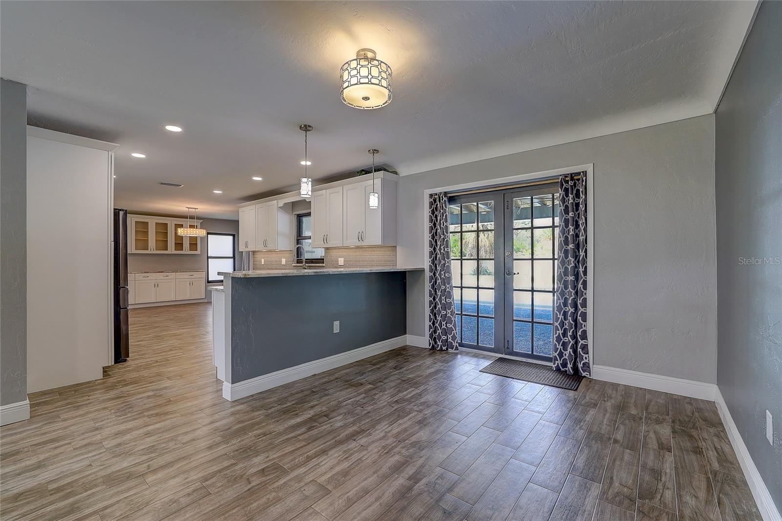 323 SUWANEE AVE