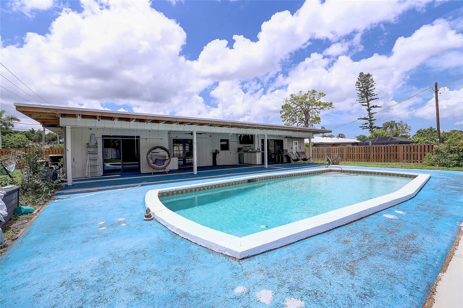 323 SUWANEE AVE