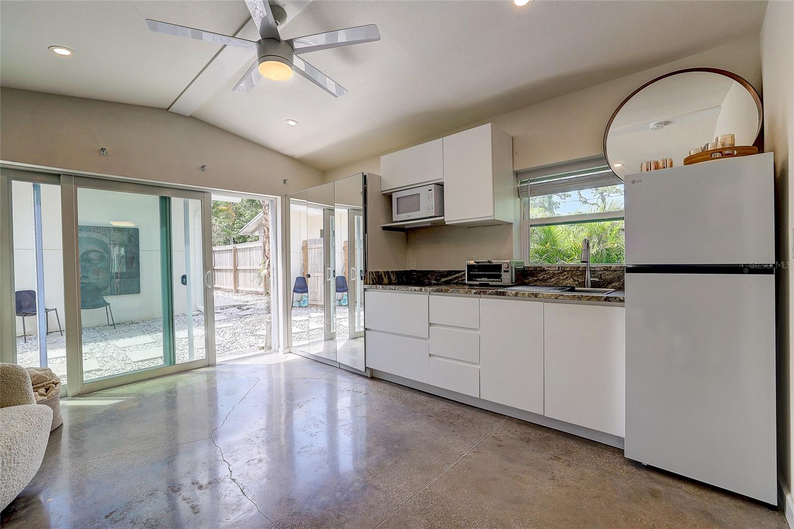 2121 PALM TER