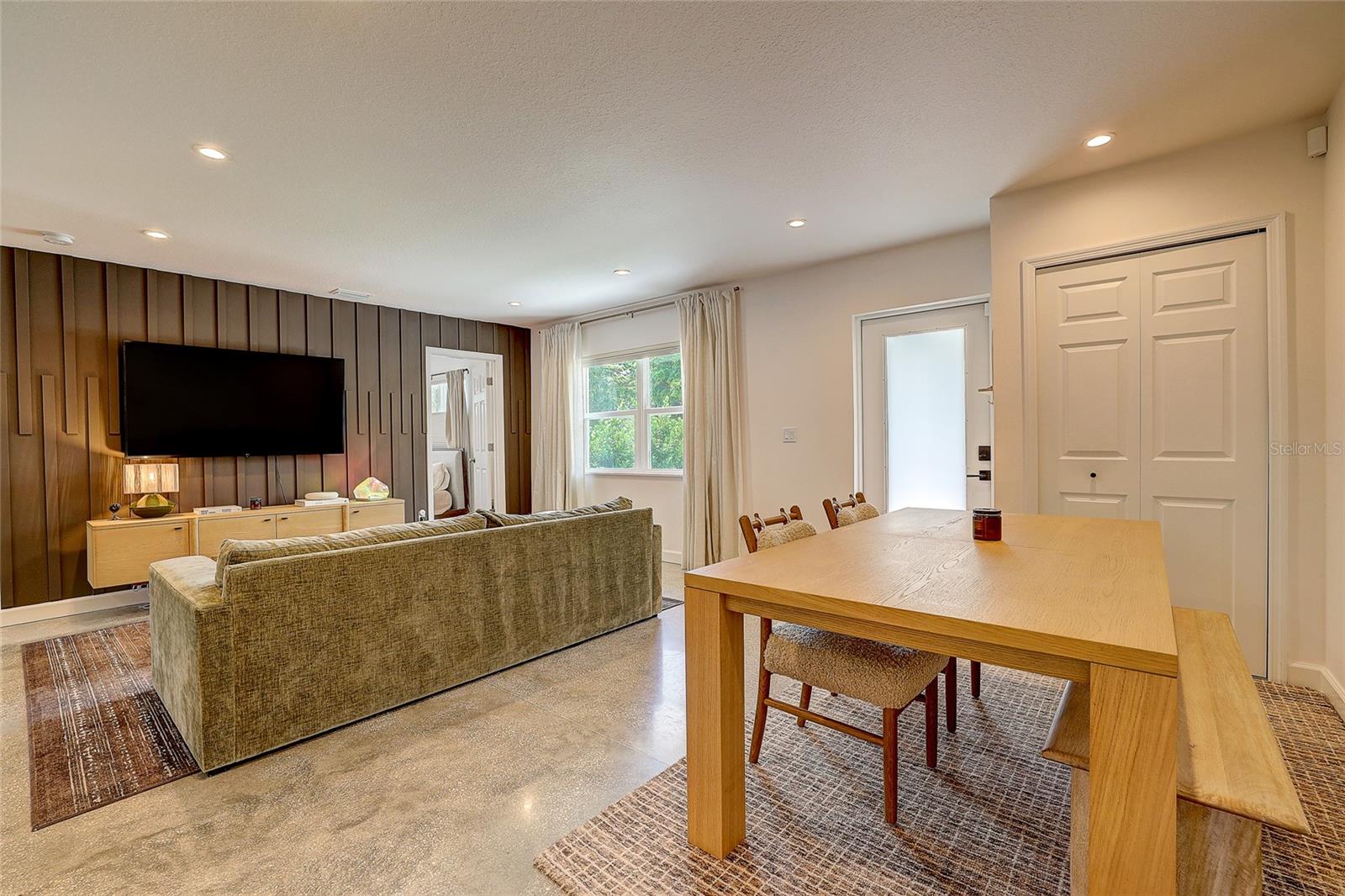 2121 PALM TER