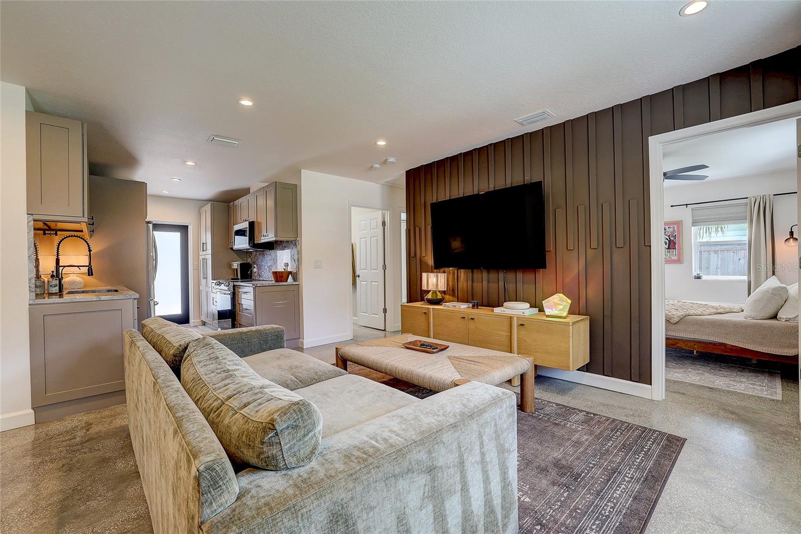 2121 PALM TER