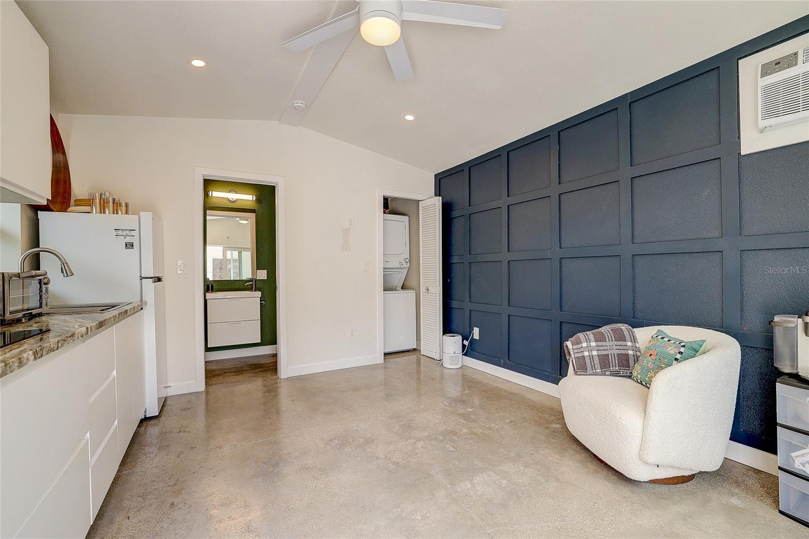 2121 PALM TER