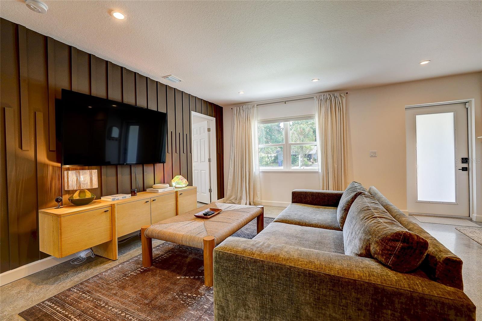 2121 PALM TER