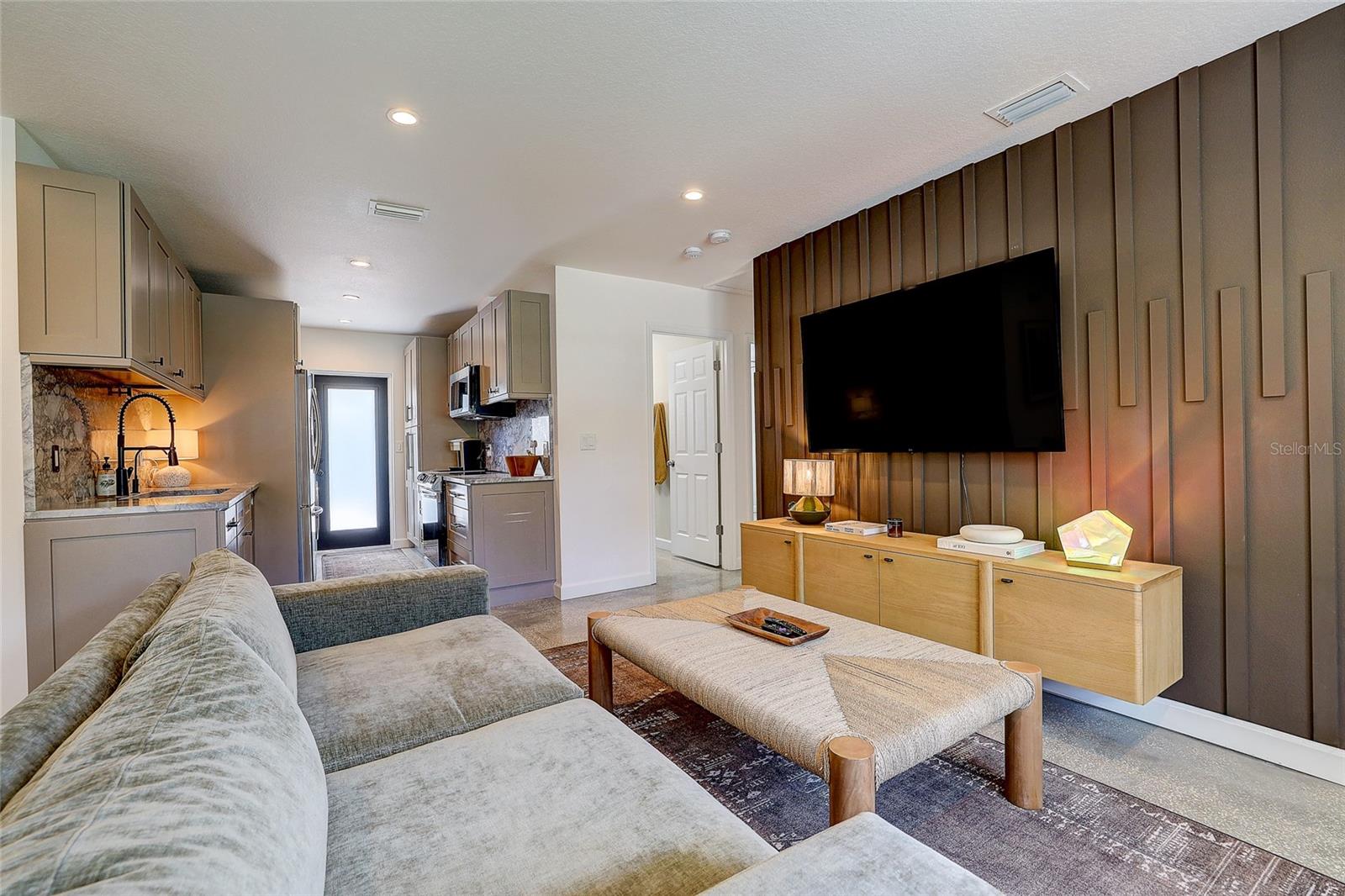 2121 PALM TER