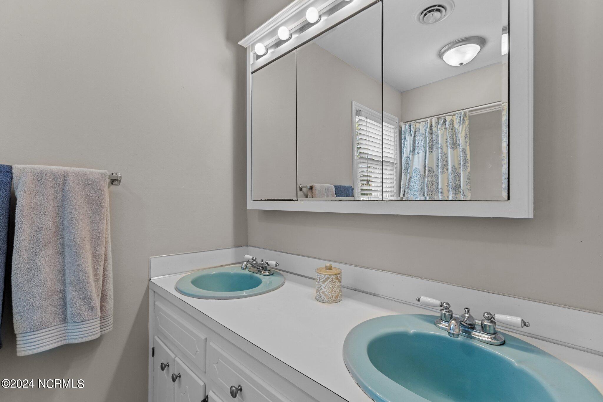 1209 W Howard Avenue