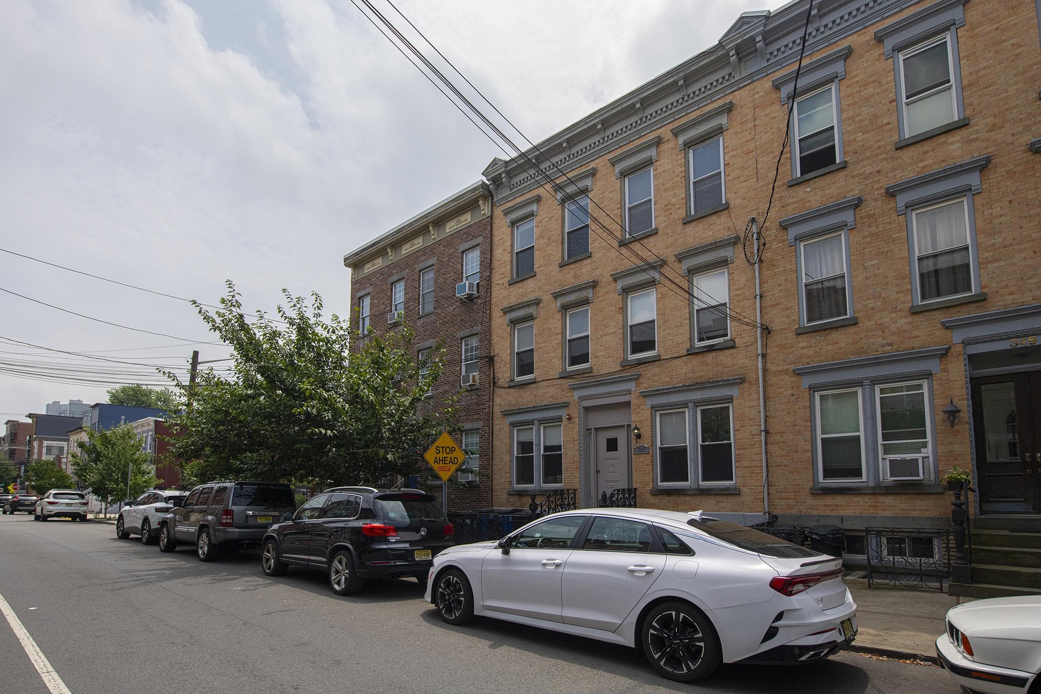 345 7TH ST Unit: 2R