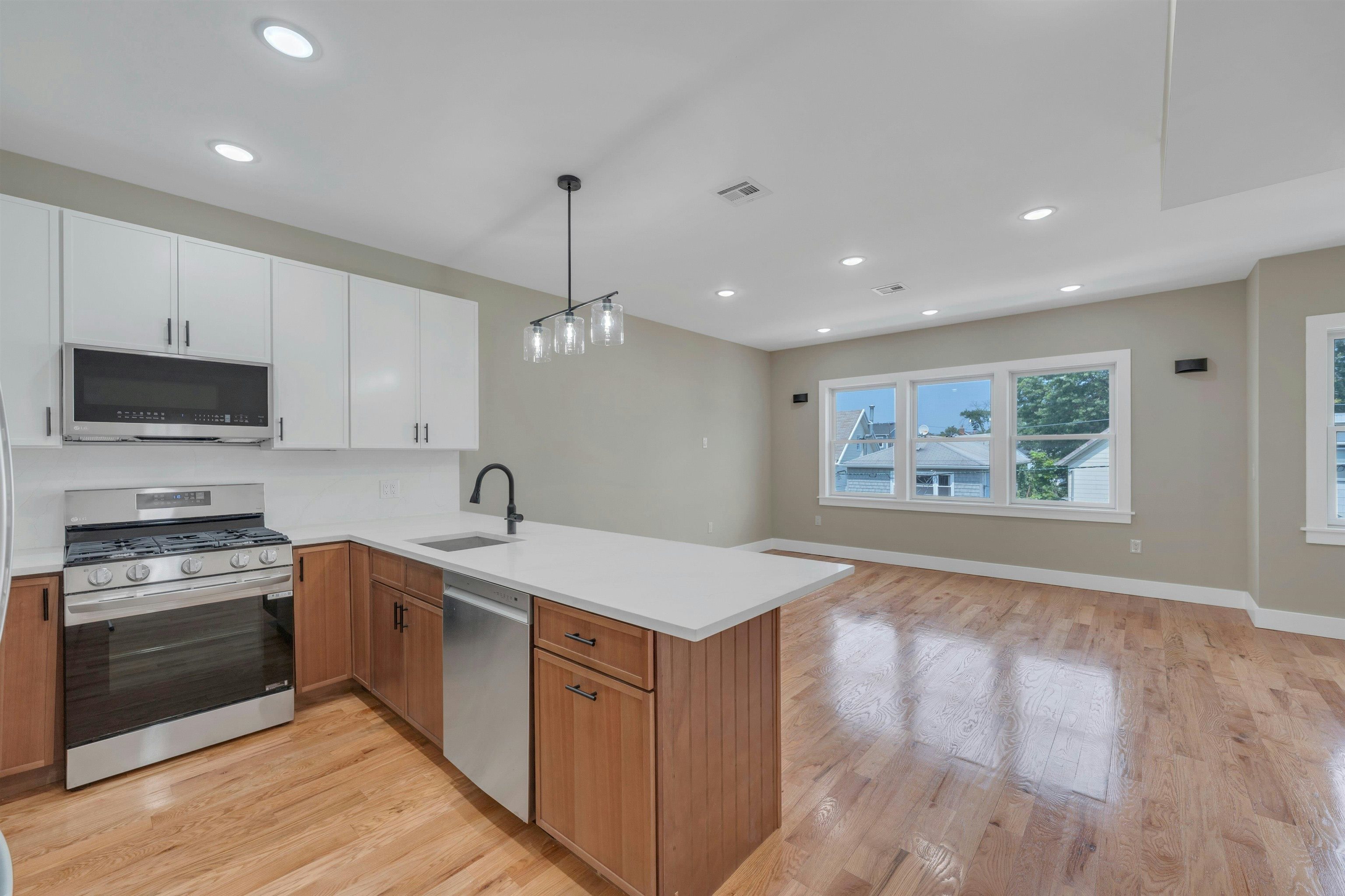 275 PEARSALL AVE Unit: 1