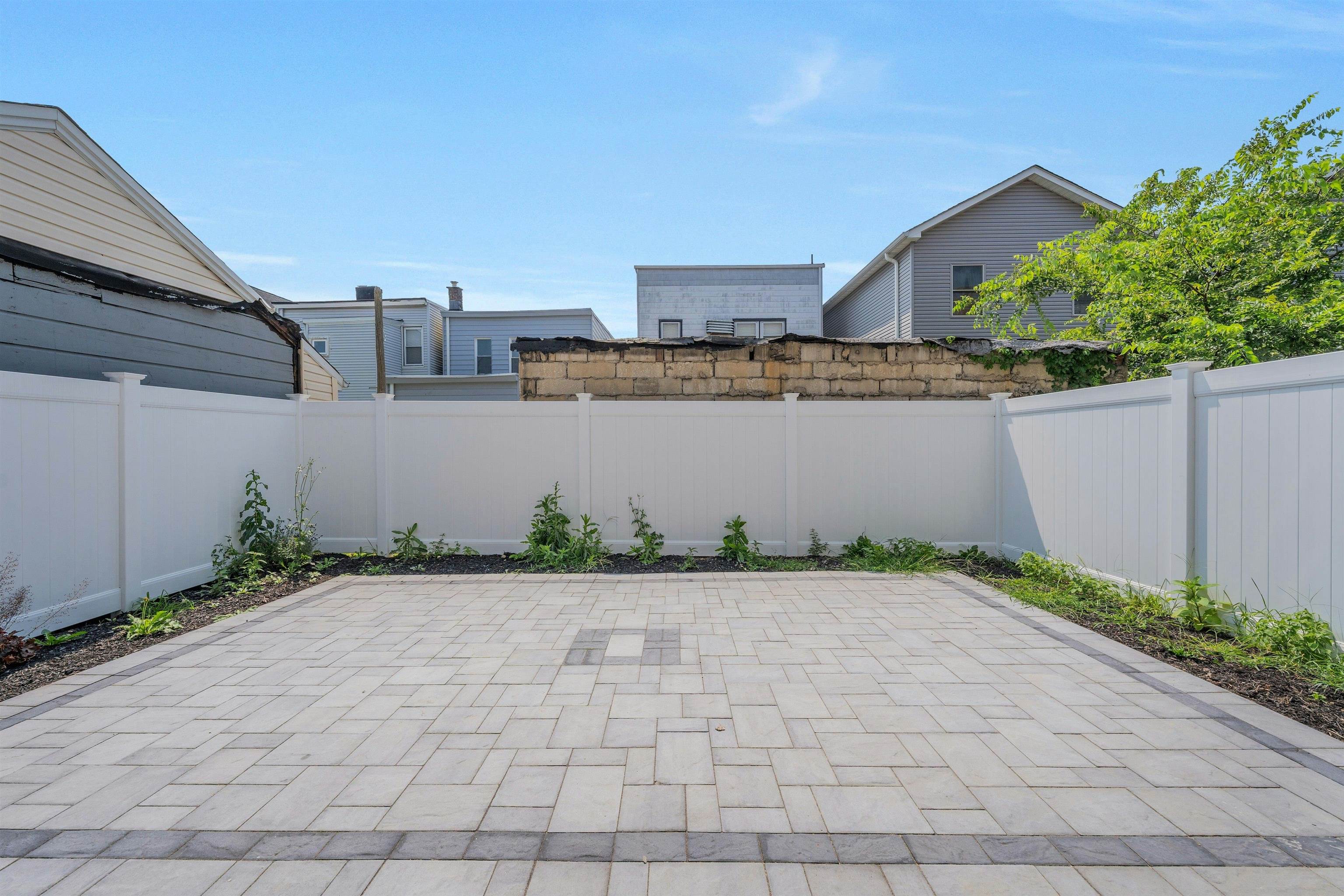 275 PEARSALL AVE Unit: 1