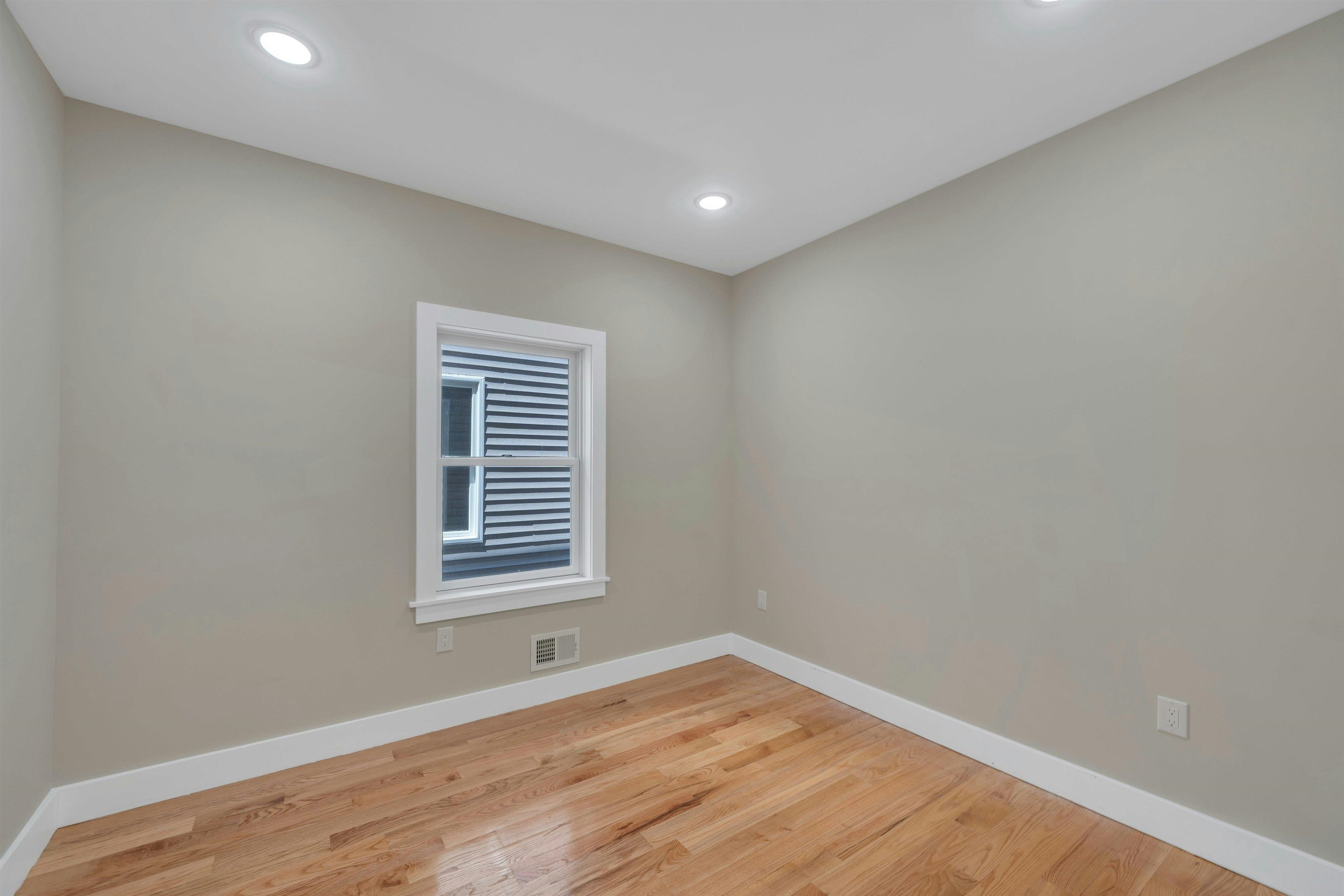 275 PEARSALL AVE Unit: 1