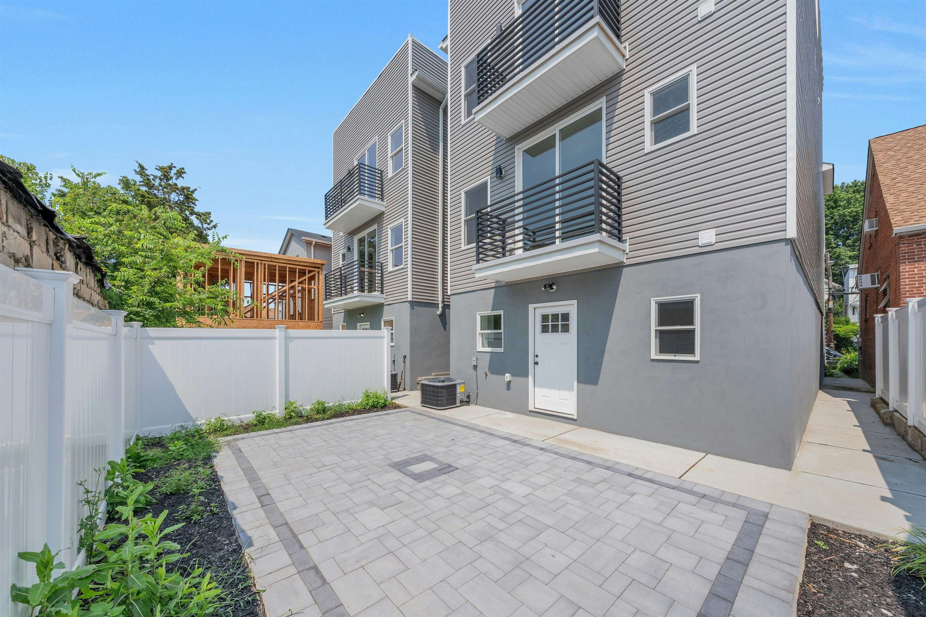 275 PEARSALL AVE Unit: 1