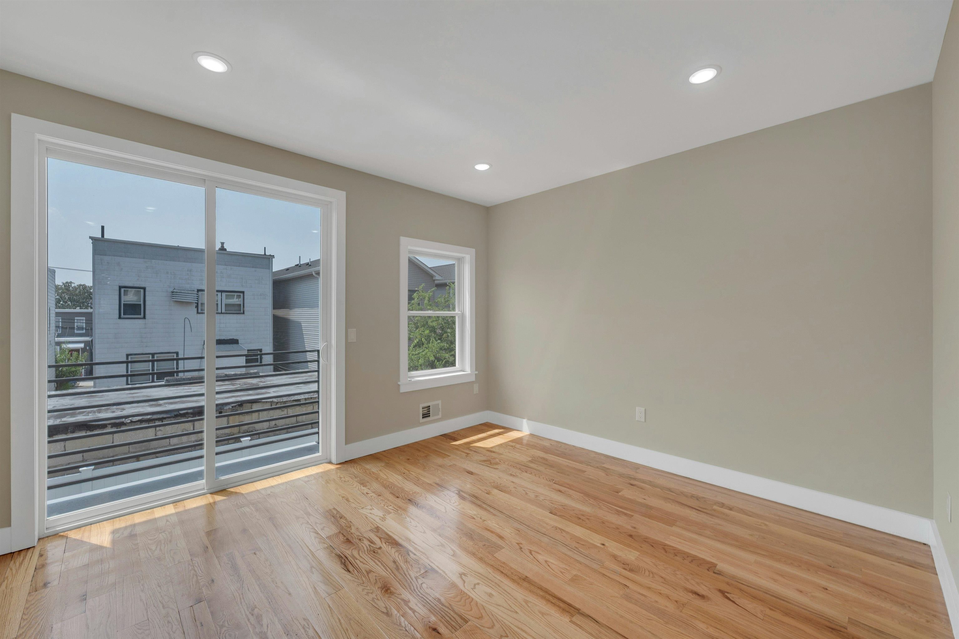 275 PEARSALL AVE Unit: 1