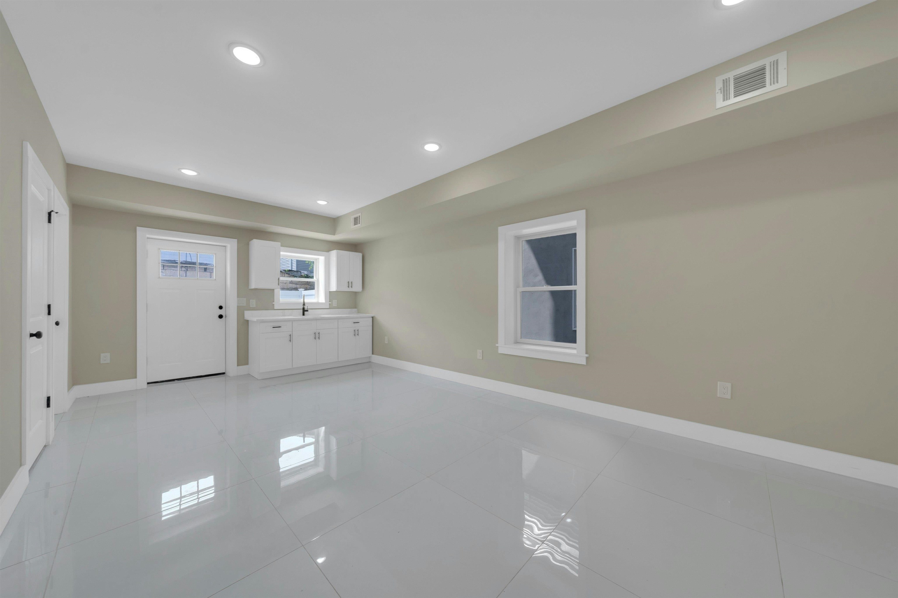 275 PEARSALL AVE Unit: 1