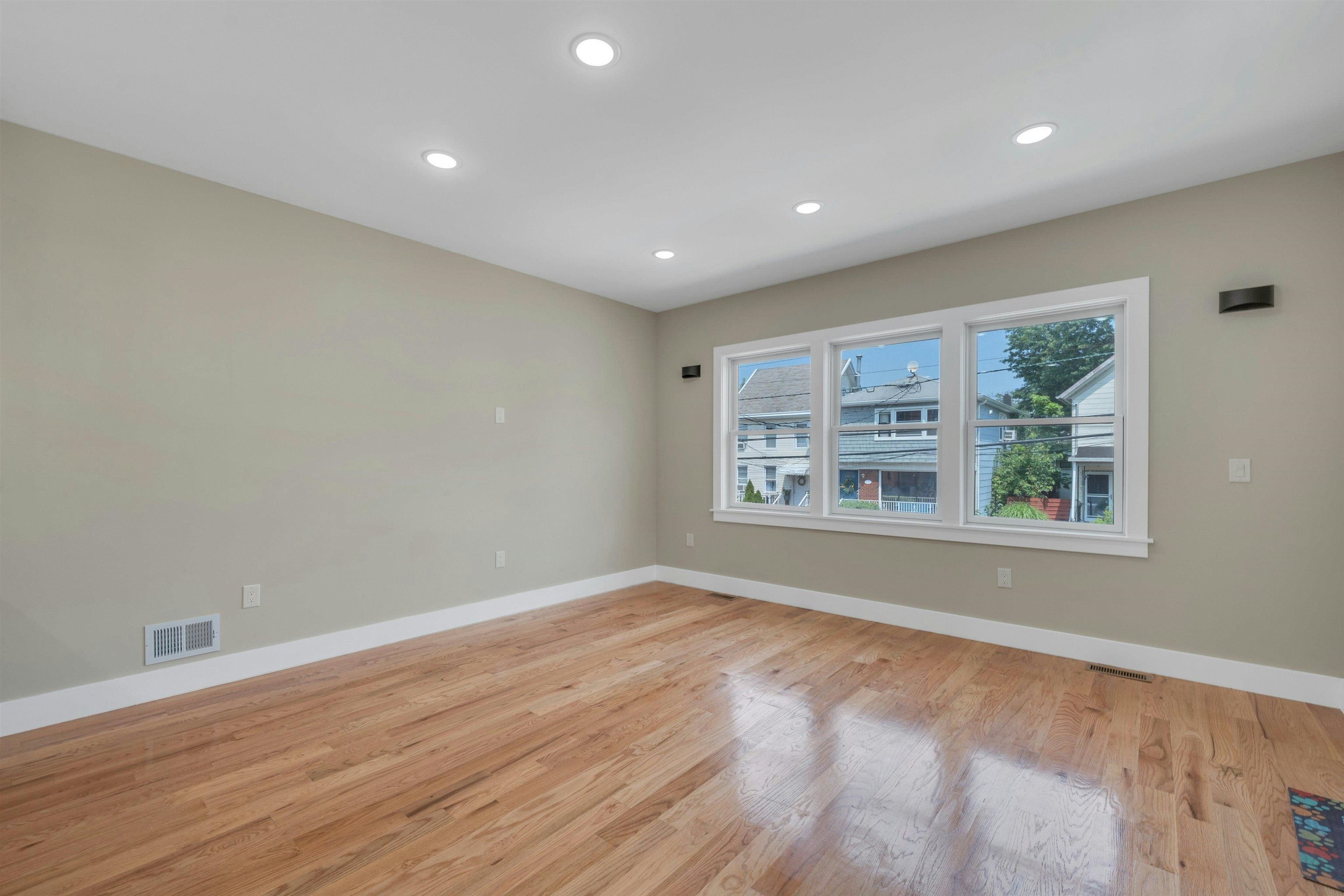 275 PEARSALL AVE Unit: 2