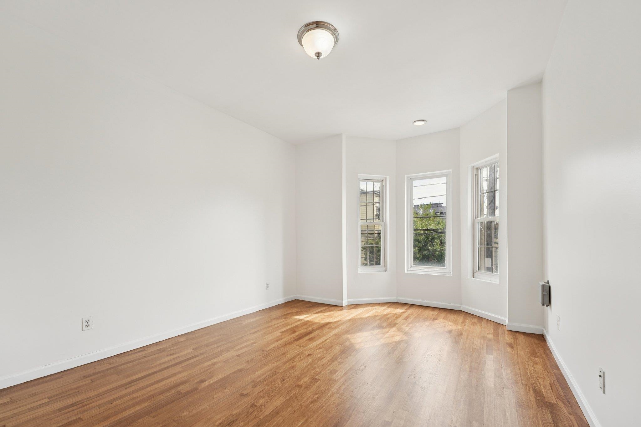 1097 SUMMIT AVE Unit: 2A