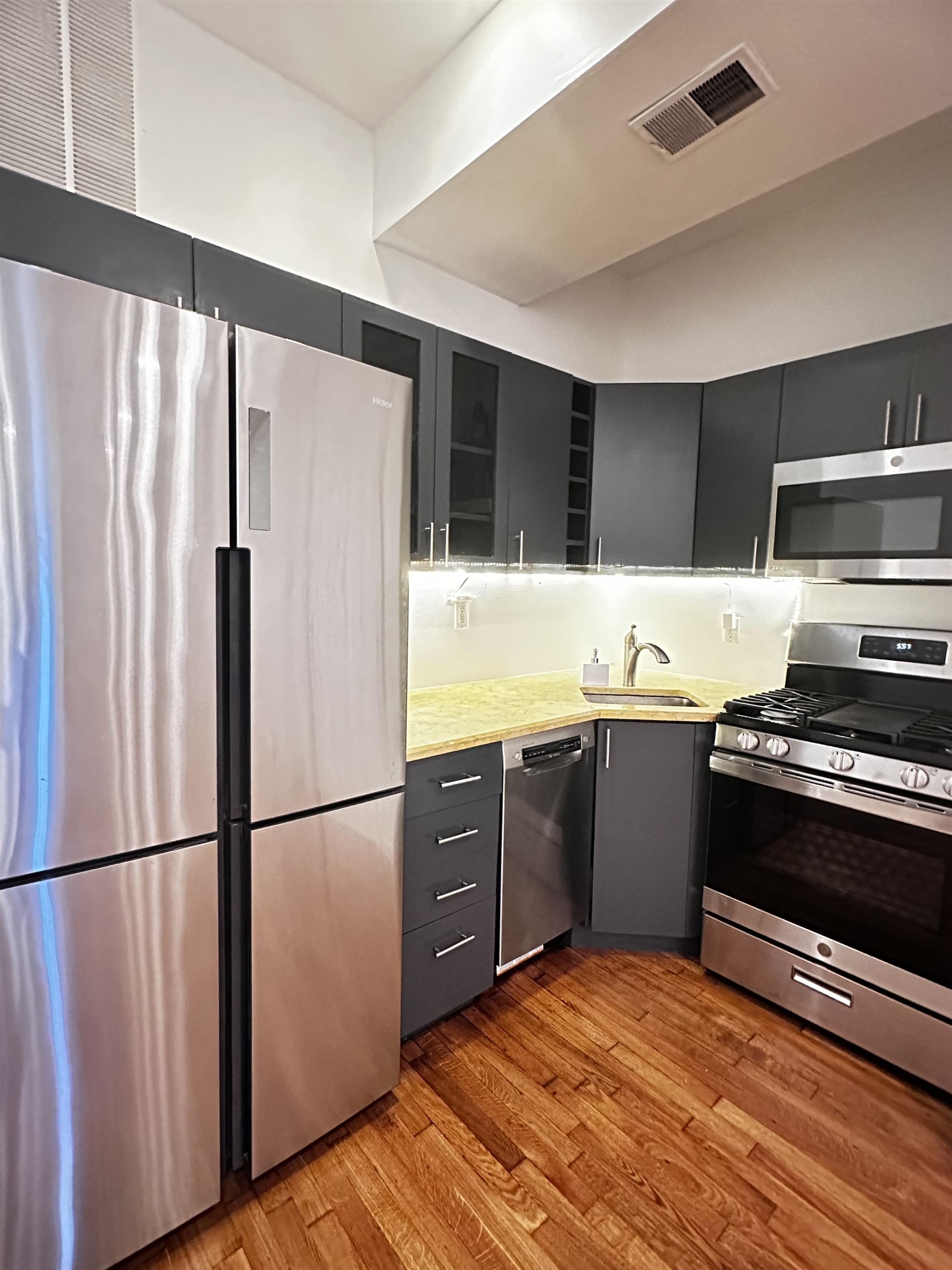 1097 SUMMIT AVE Unit: 2A
