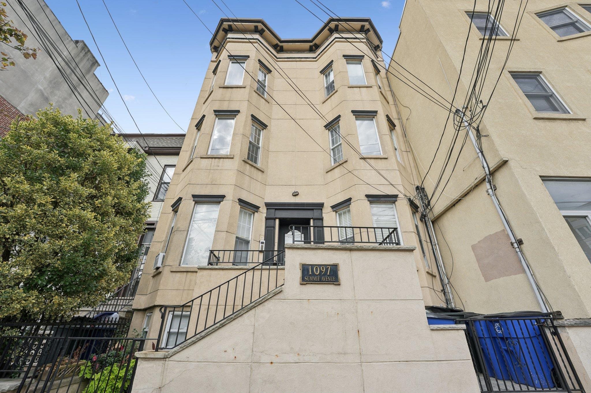 1097 SUMMIT AVE Unit: 2A
