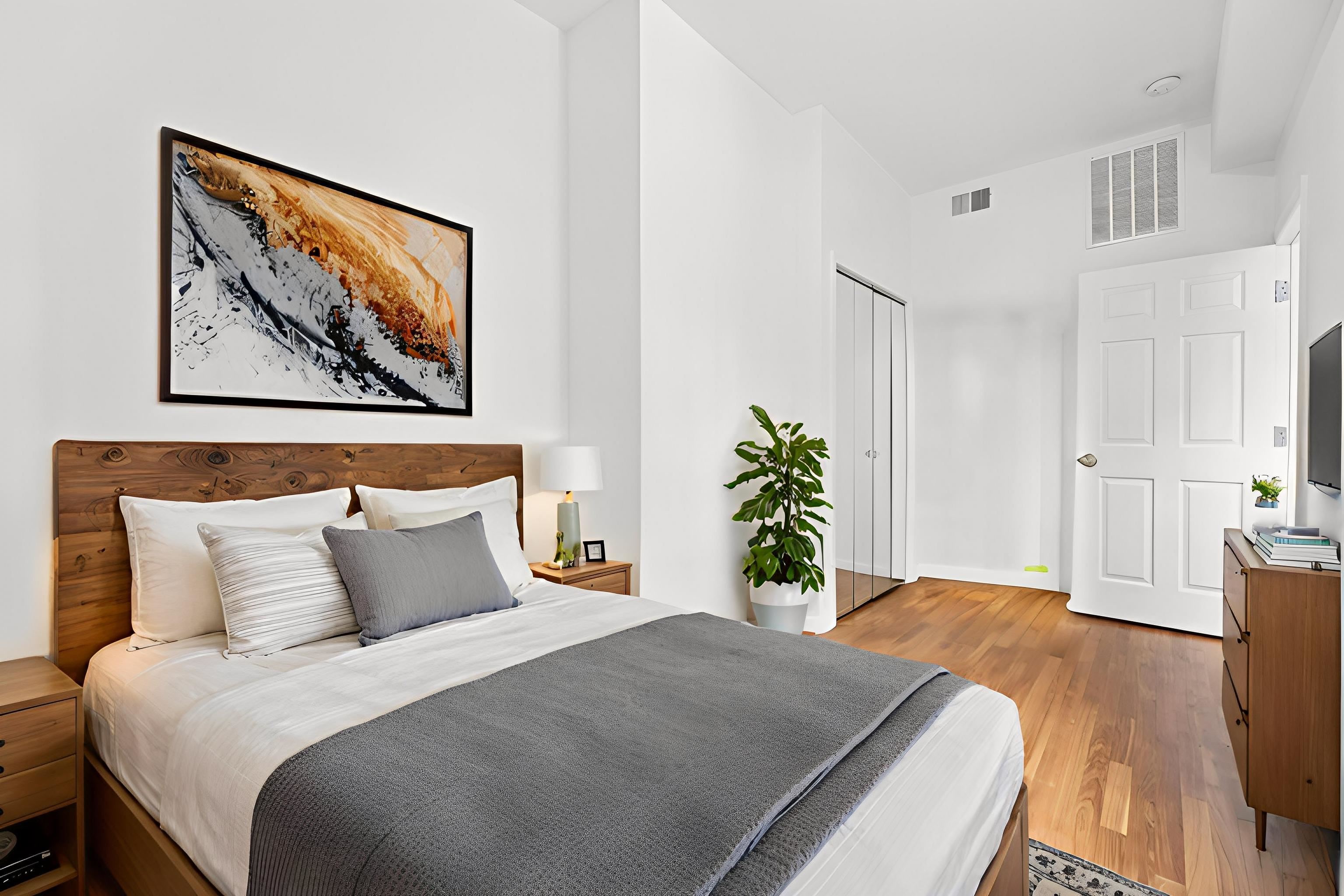 1097 SUMMIT AVE Unit: 2A