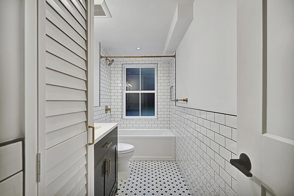 244 4TH ST Unit: 1