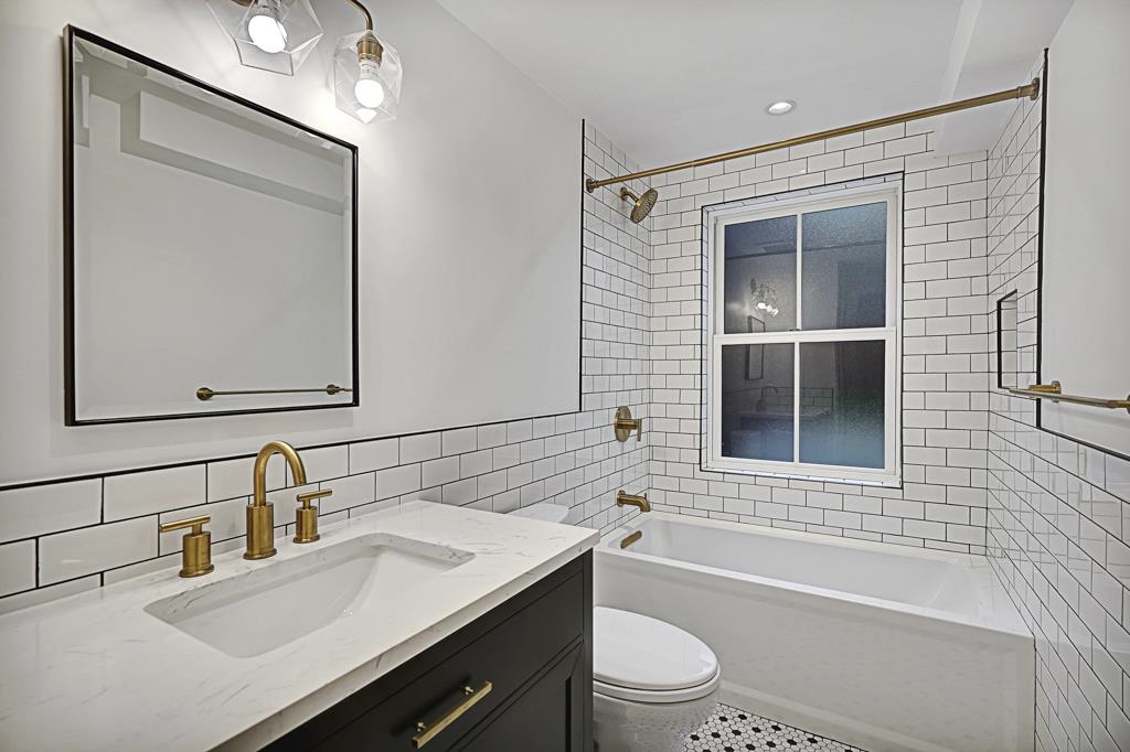 244 4TH ST Unit: 1