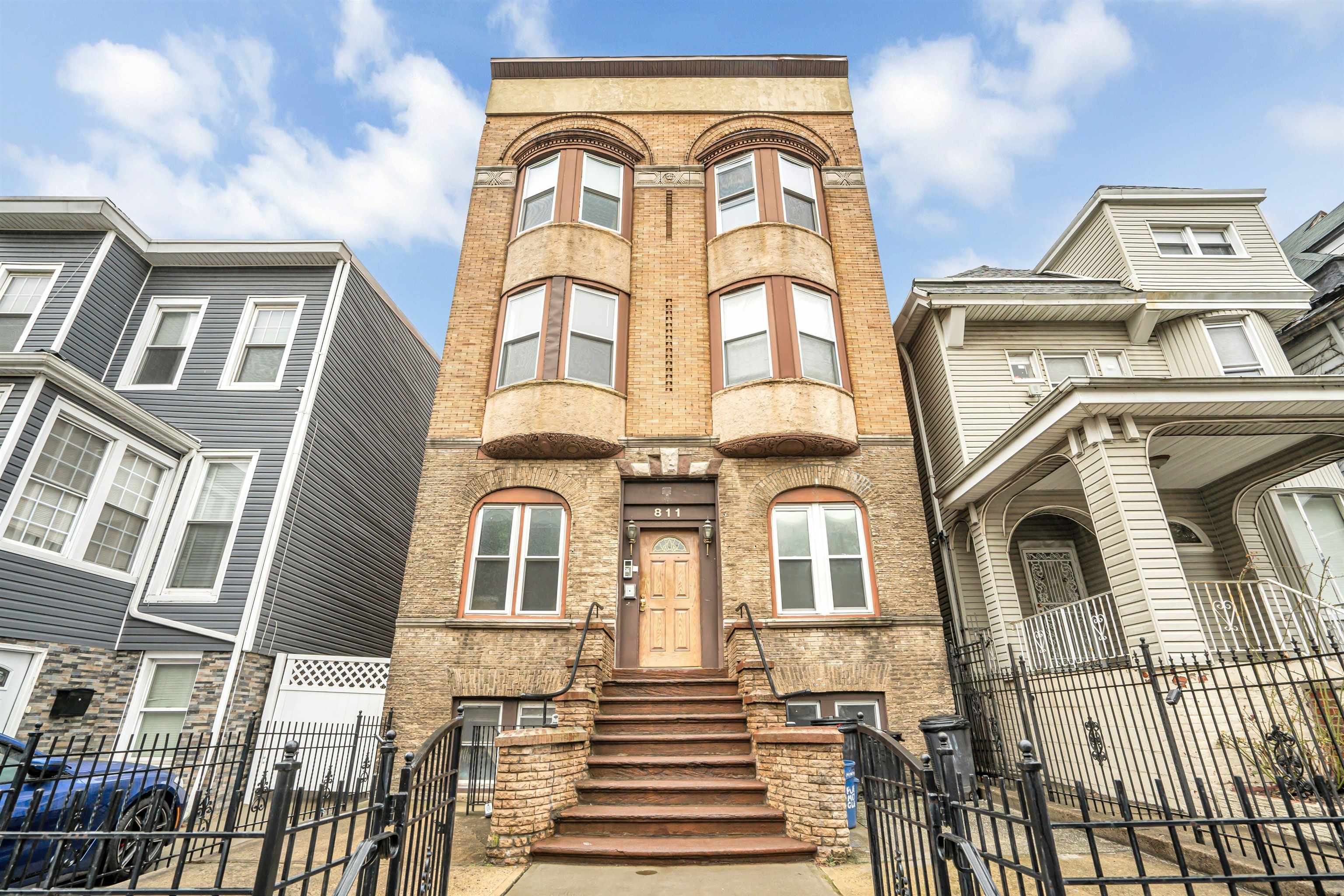 811 MONTGOMERY ST Unit: 2L