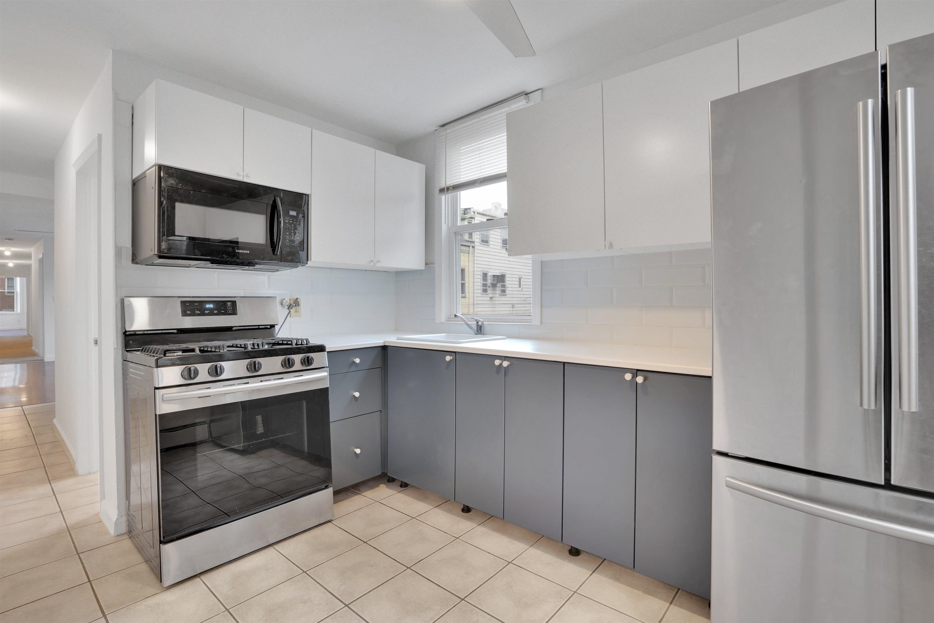 811 MONTGOMERY ST Unit: 2L