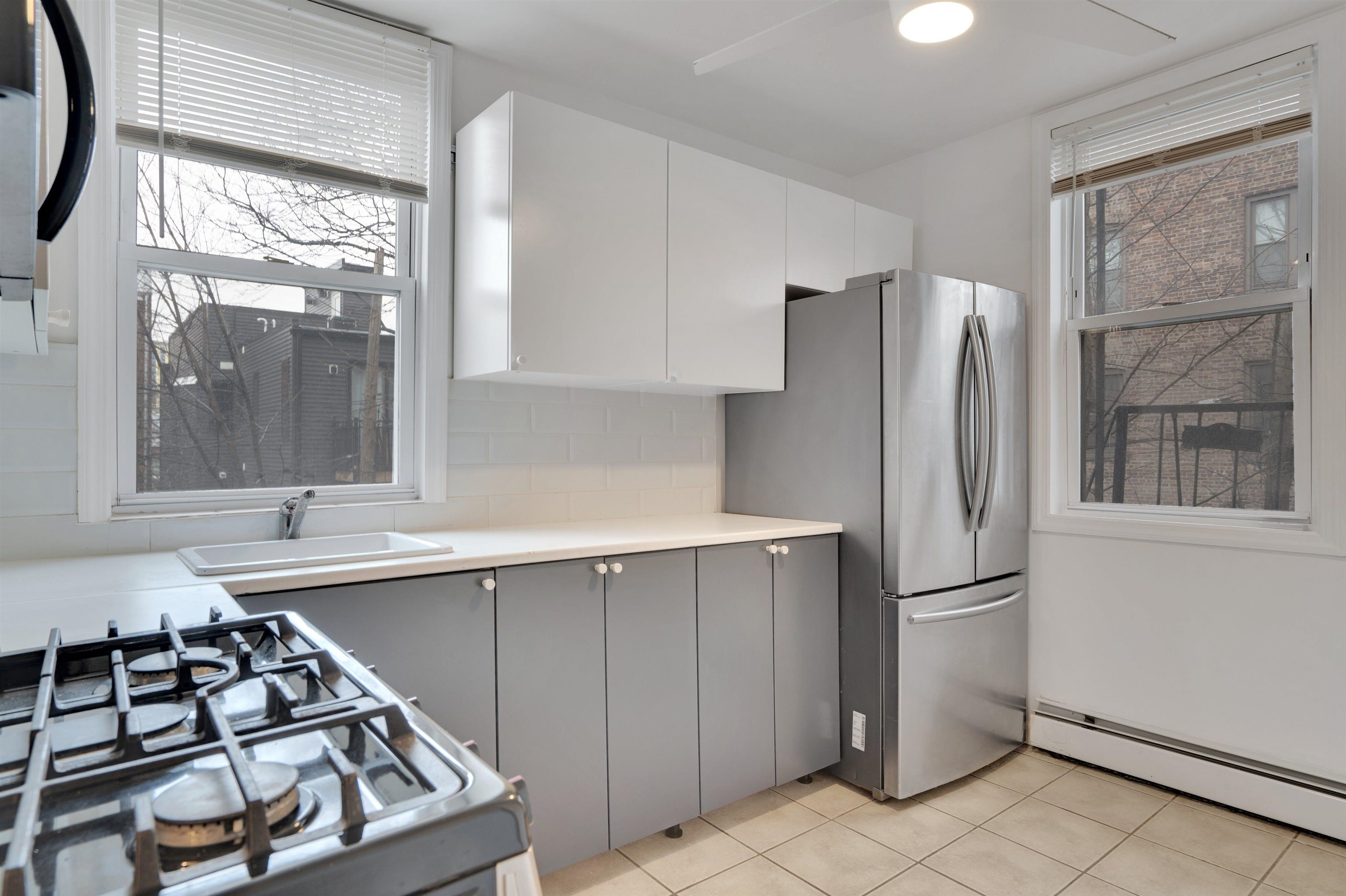 811 MONTGOMERY ST Unit: 2L