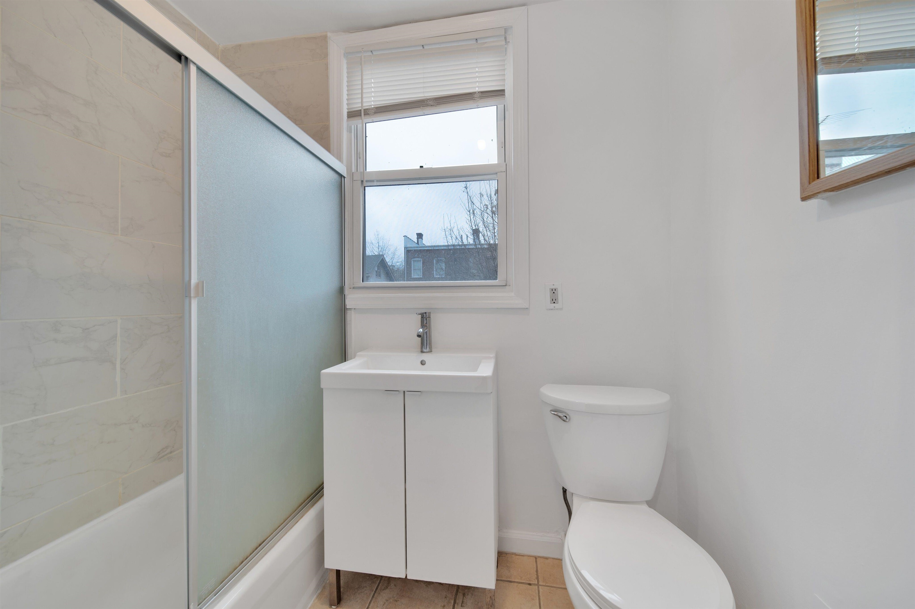 811 MONTGOMERY ST Unit: 2L