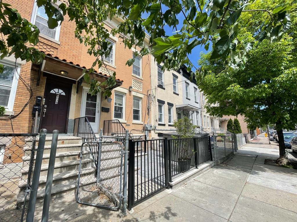 6041 PALISADE AVE Unit: ground