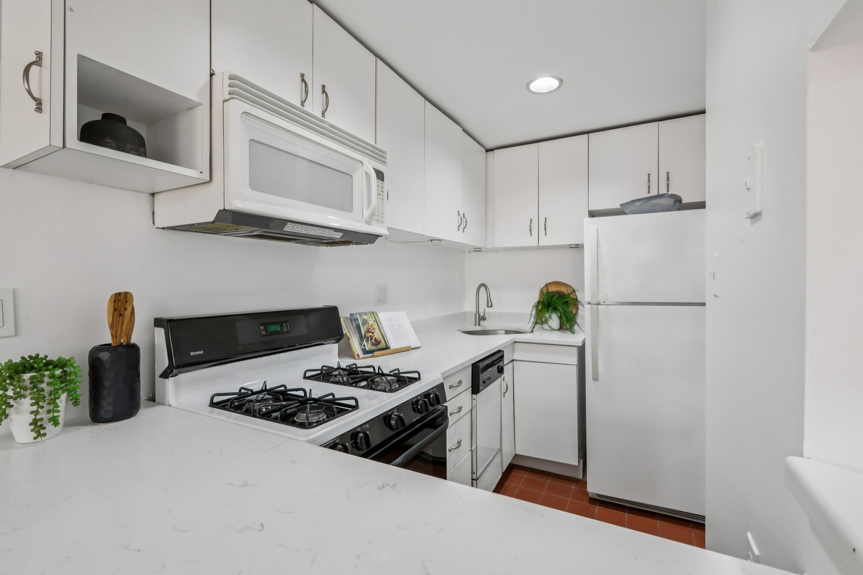 299 8TH ST Unit: 3L