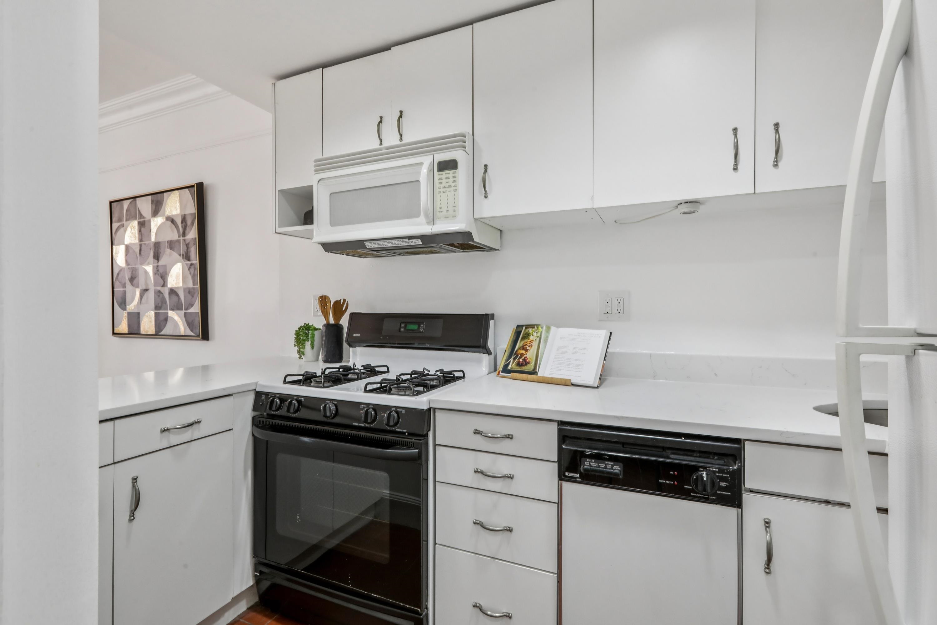 299 8TH ST Unit: 3L