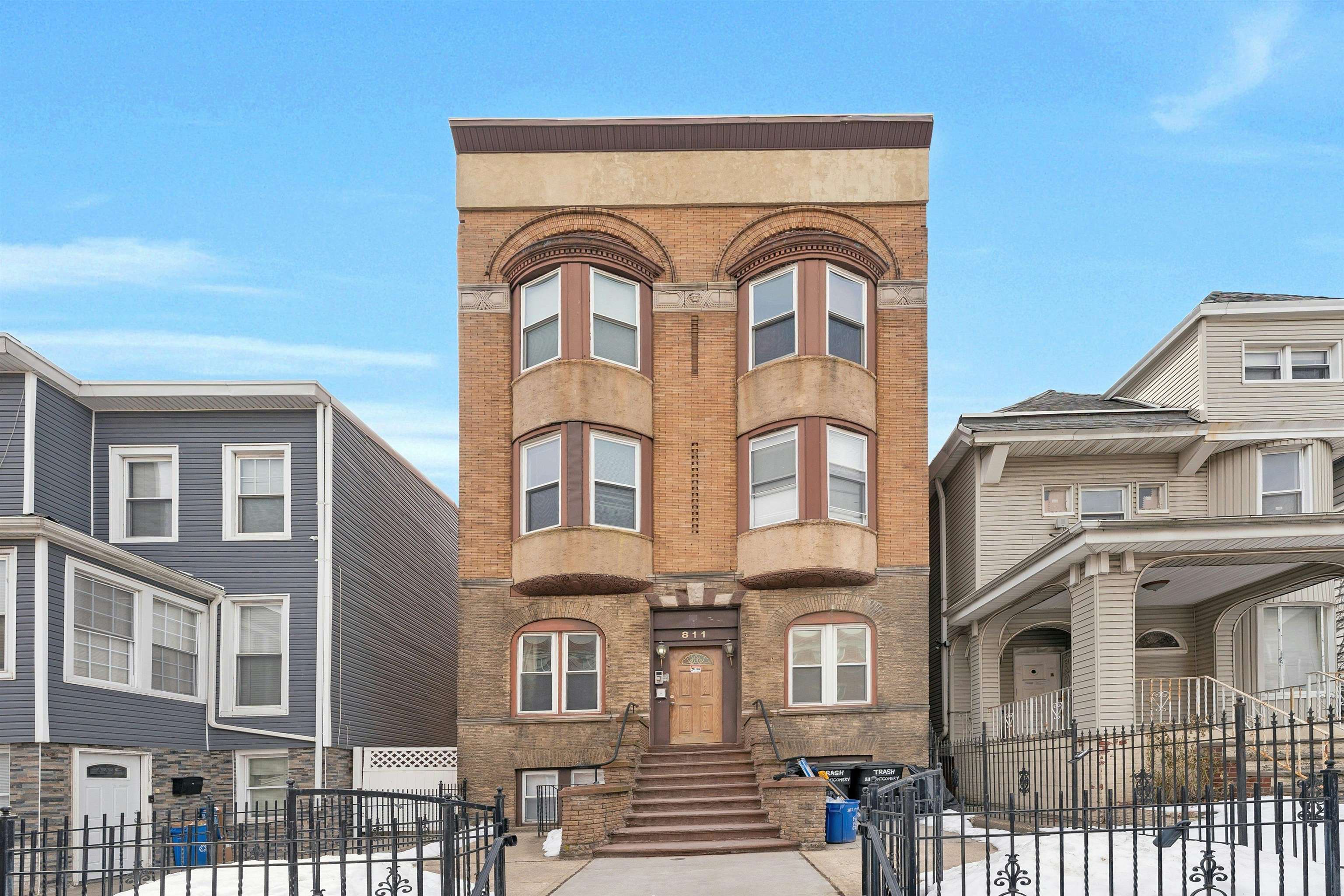 811 MONTGOMERY ST Unit: 2L