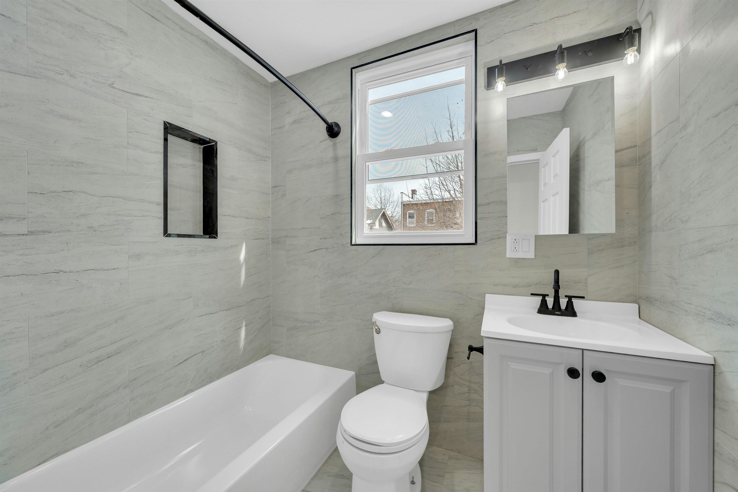 811 MONTGOMERY ST Unit: 2L