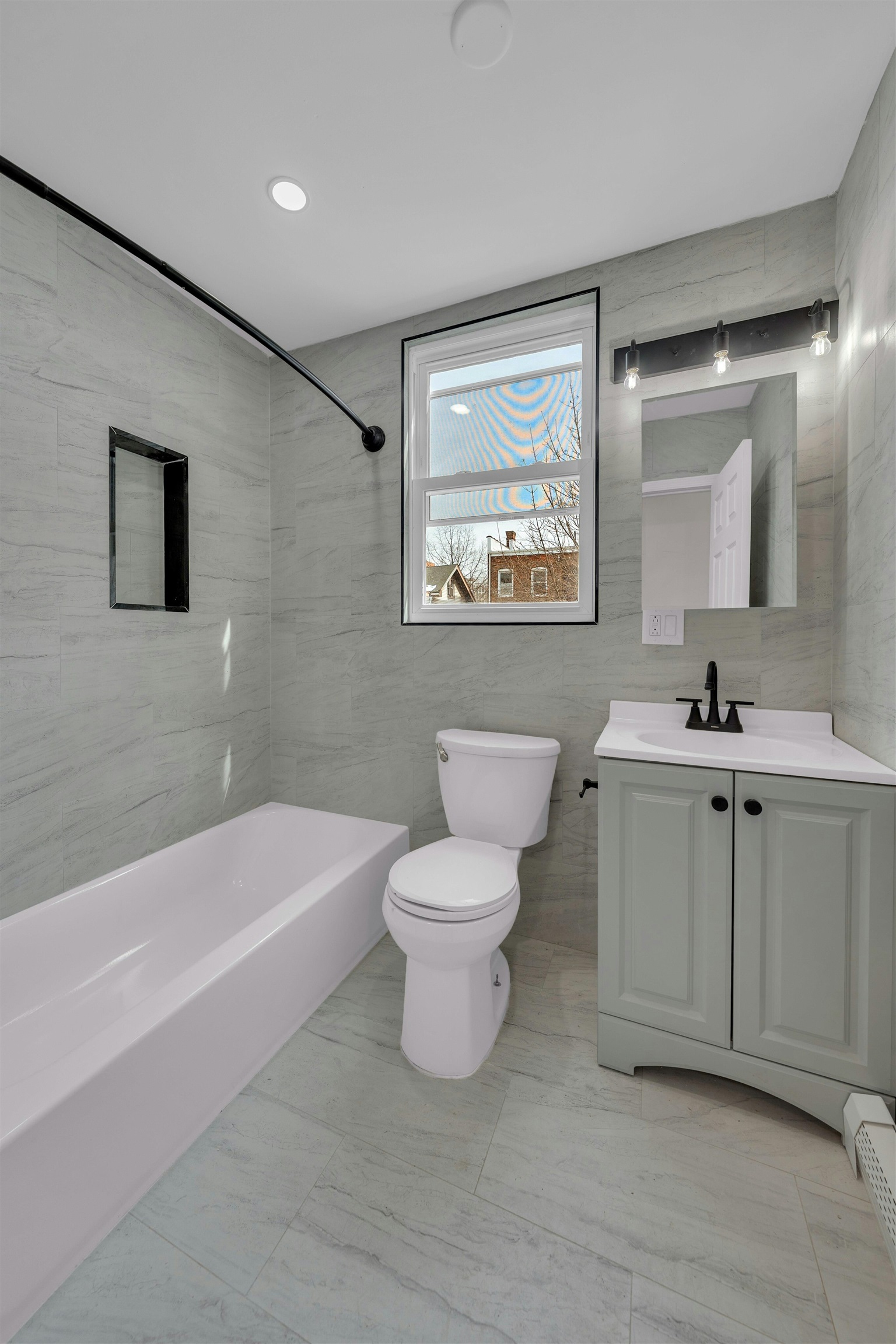 811 MONTGOMERY ST Unit: 2L