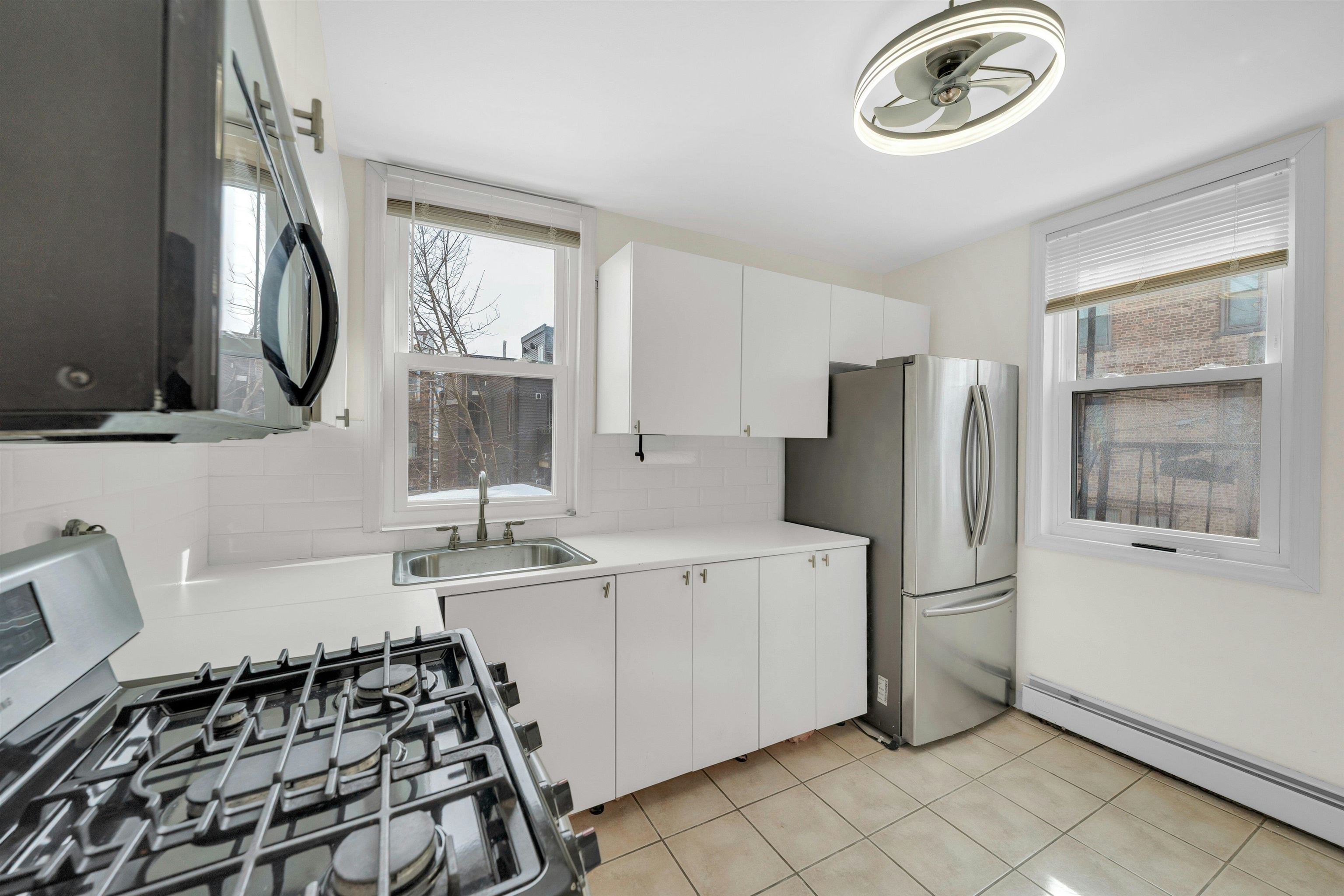 811 MONTGOMERY ST Unit: 2L