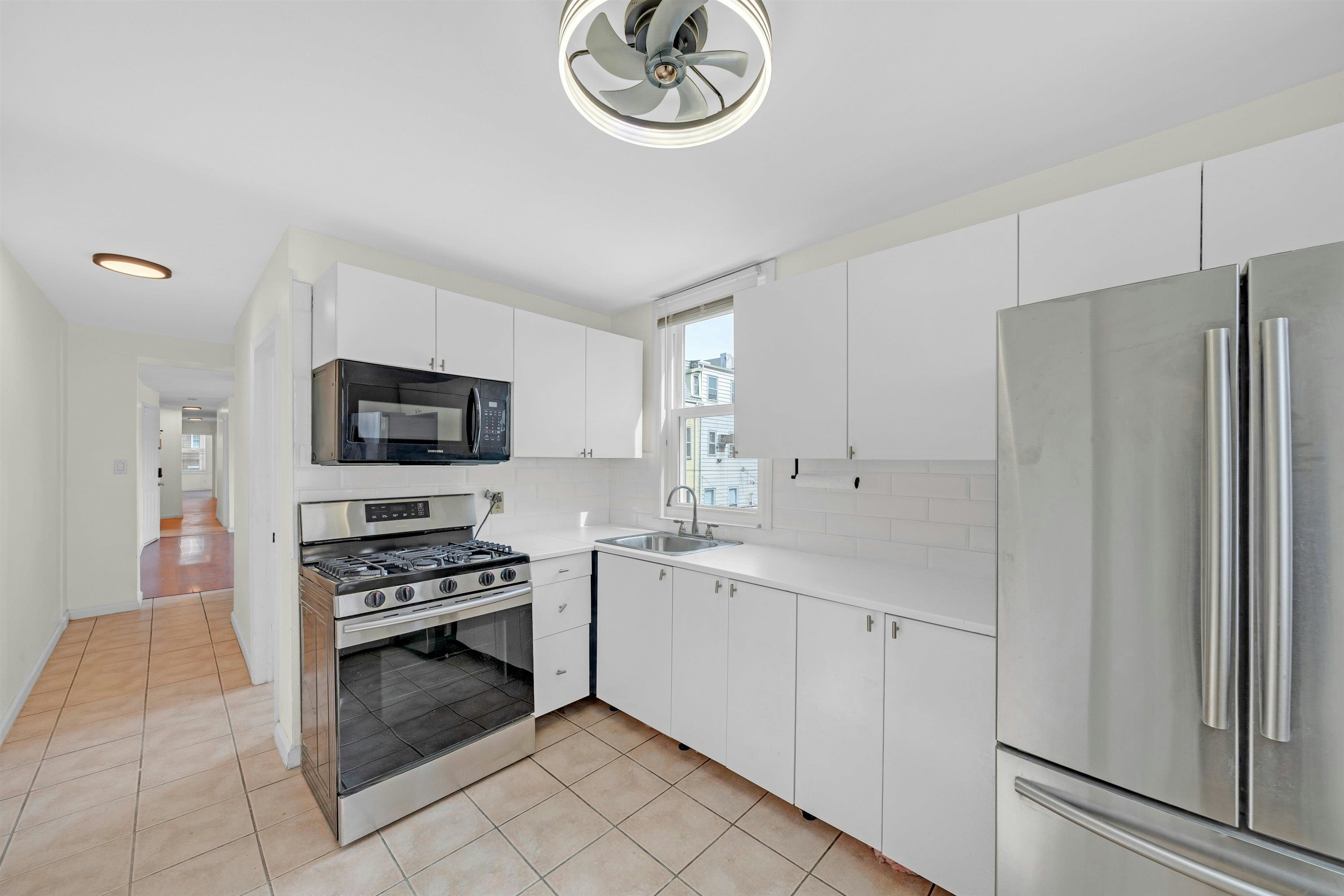 811 MONTGOMERY ST Unit: 2L